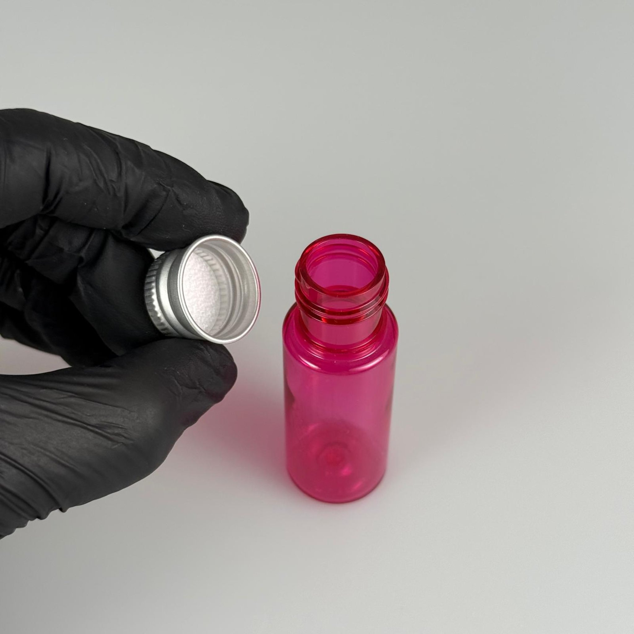 15 CC SİLİNDİR PEMBE PET ŞİŞE + KÖPÜK CONTALI GÜMÜŞ ALÜMİNYUM METAL KAPAKLI TAKIML - 15 ML PEMBE PET ŞİŞE
