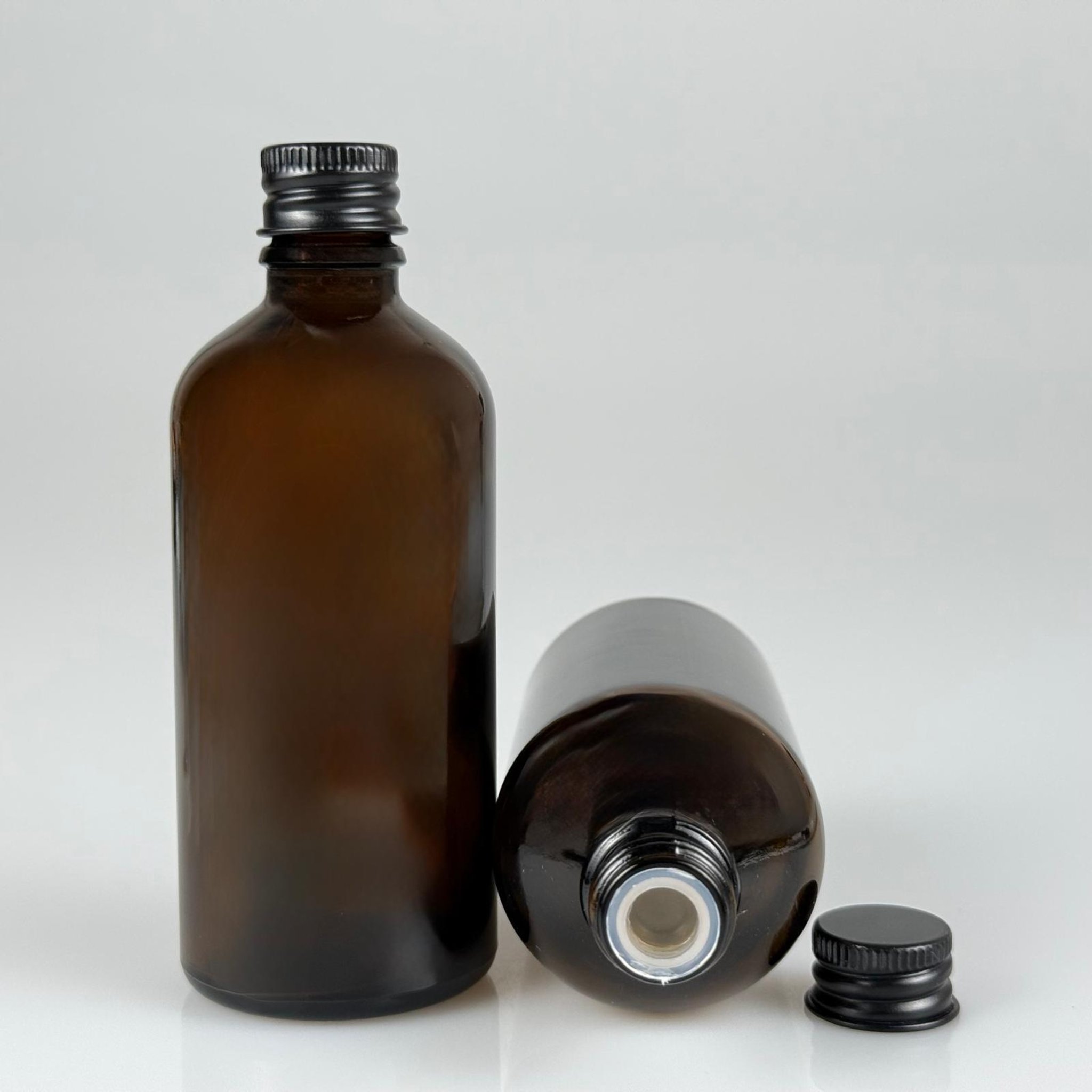 100 CC AMBER CAM ŞİŞE + KÖPÜK CONTALI SİYAH ALÜMİNYUM METAL KAPAKLI + KÖR TIPALI TAKIM - 100 ML KAHVERENGİ CAM ŞİŞE