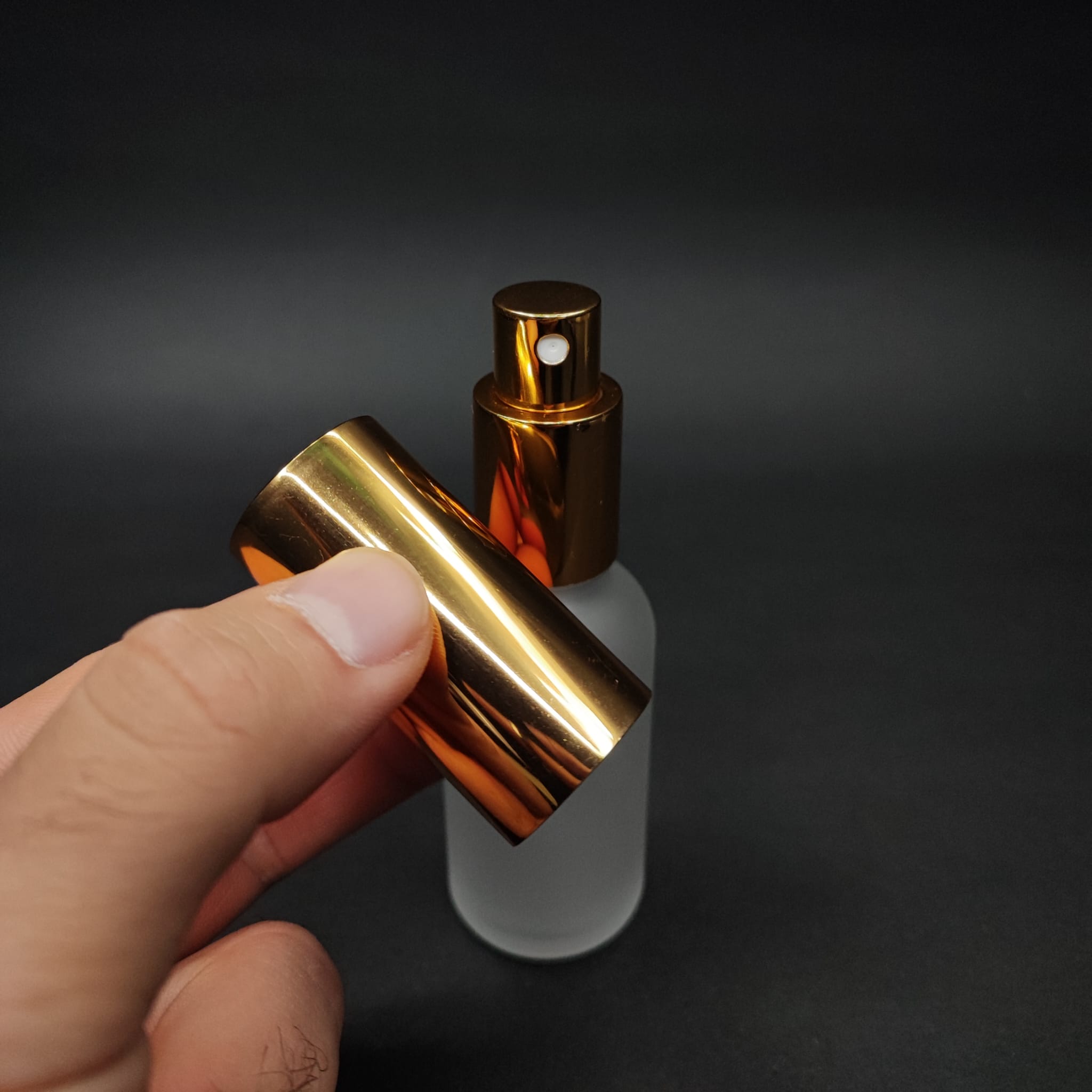 30 ML LÜKS VİDALI VALF ÇEVİRME PARFÜM ŞİŞELERİ - 30 CC BUZLU CAM ŞİŞE - GOLD METAL SPREYLİ KAPAKLI SET