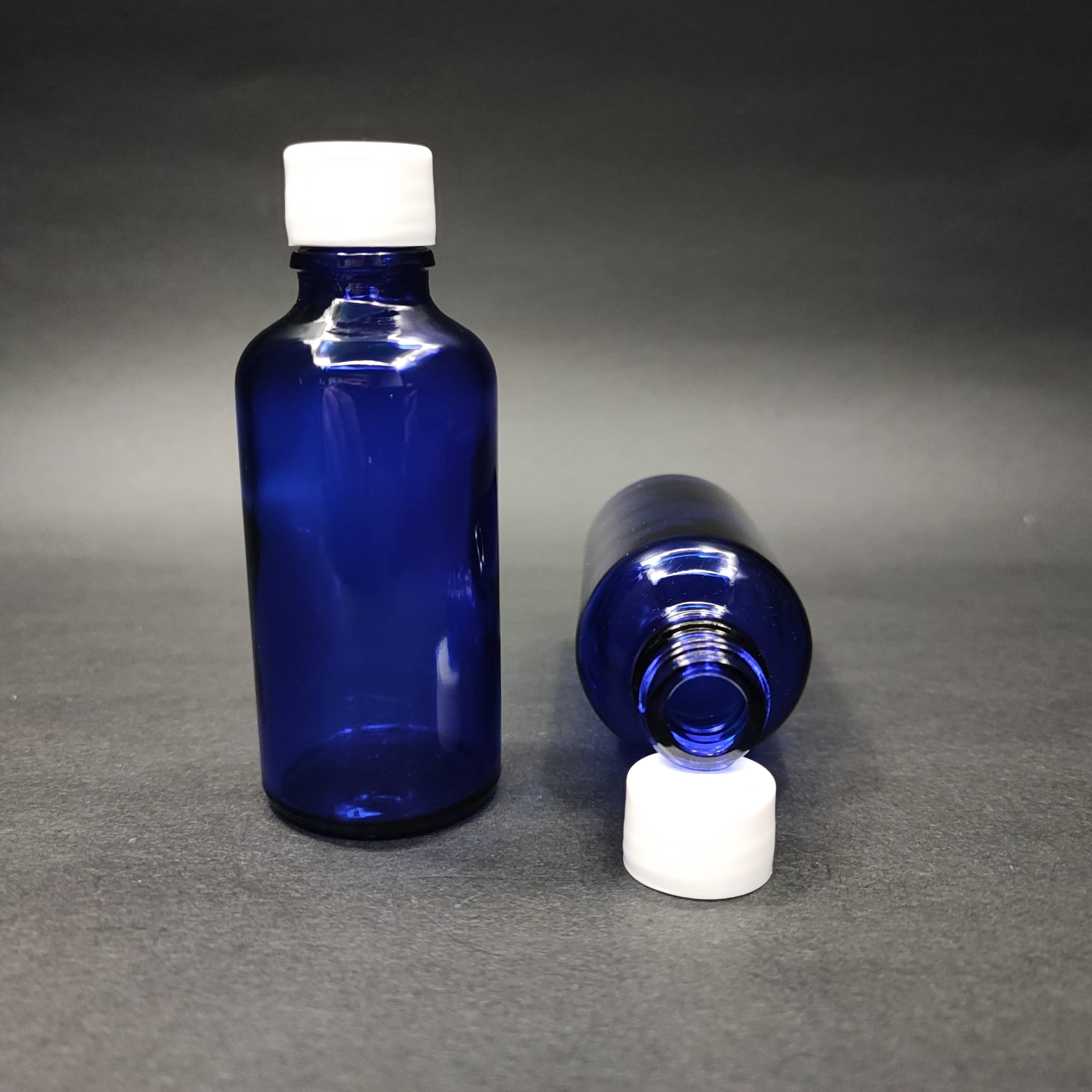 50 CC MAVİ CAM ŞİŞE + KENDİNDEN CONTALI SIZDIRMAZ BEYAZ KAPAK - 50 ML KAPAKLI CAM ŞİŞE