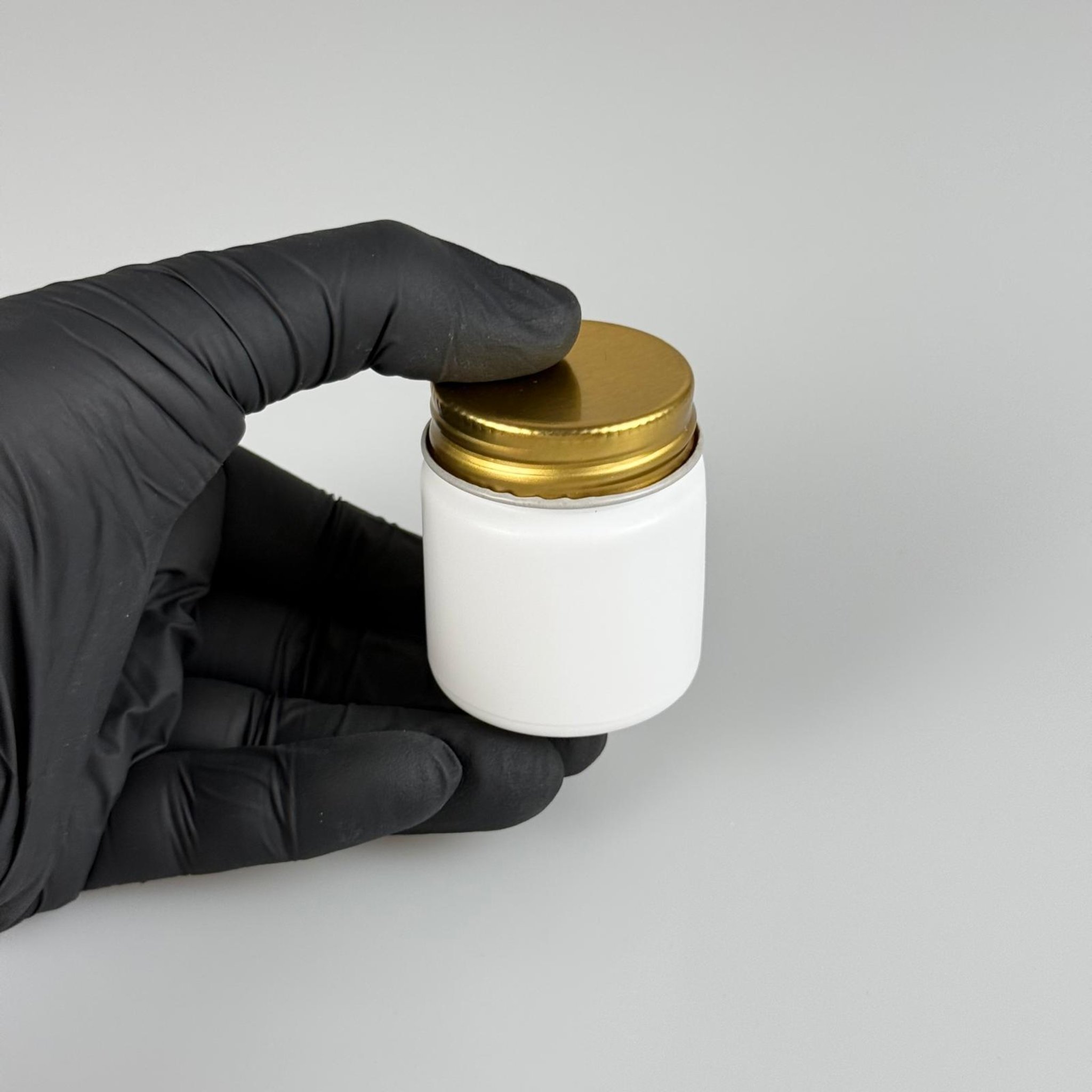 50 CC BEYAZ SERT POLİETİLEN ŞİŞE + GOLD METAL KAPAKLI + KENDİNDEN YAPIŞKANLI KÖPÜK CONTALI - 50 ML POLİETİLEN ŞİŞE