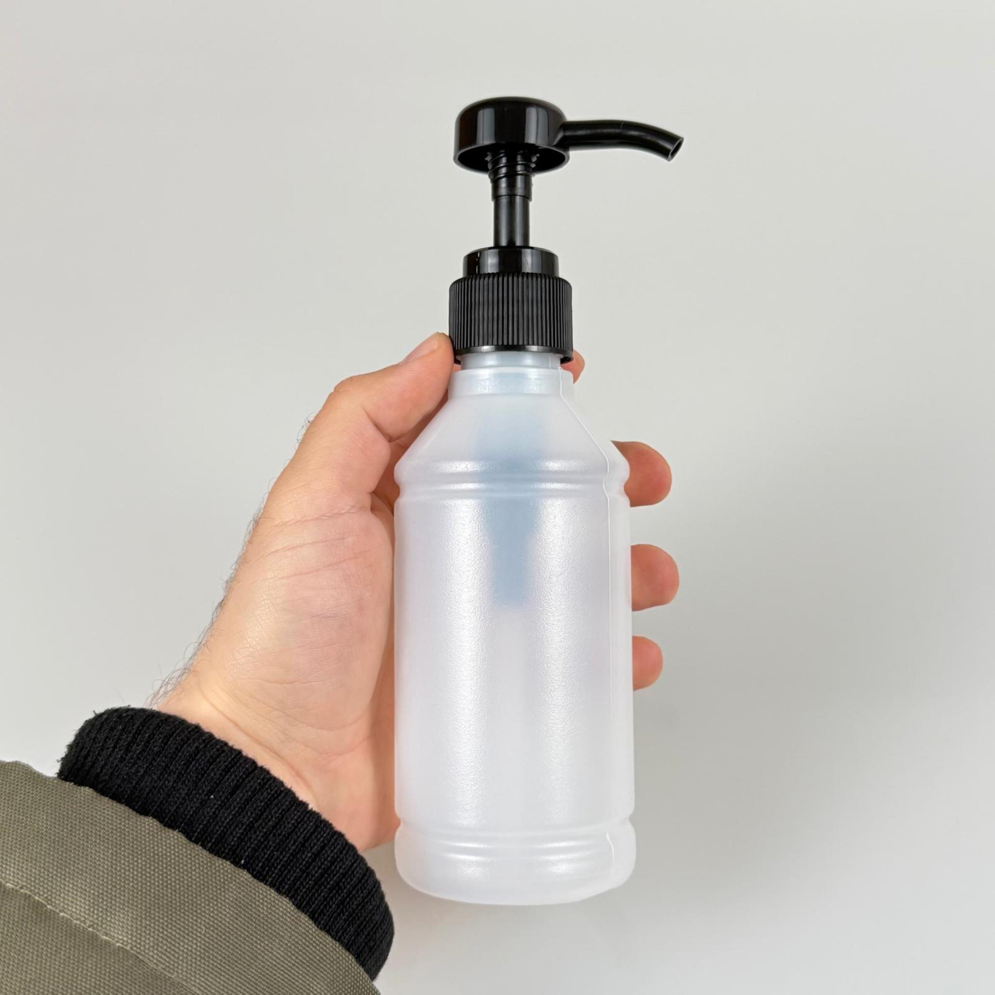 250 CC POLİETİLEN YARI SAYDAM MODEL ŞİŞE - SİYAH DOZAJ POMPALI (HER BASMADA 4 CC SIVI ATAR) - 250 ML POMPALI ŞİŞE - ŞURUP, ŞAMPUAN, KREM GİBİ YOĞUN KIVAMLI SIVILARDA KULLANILIR