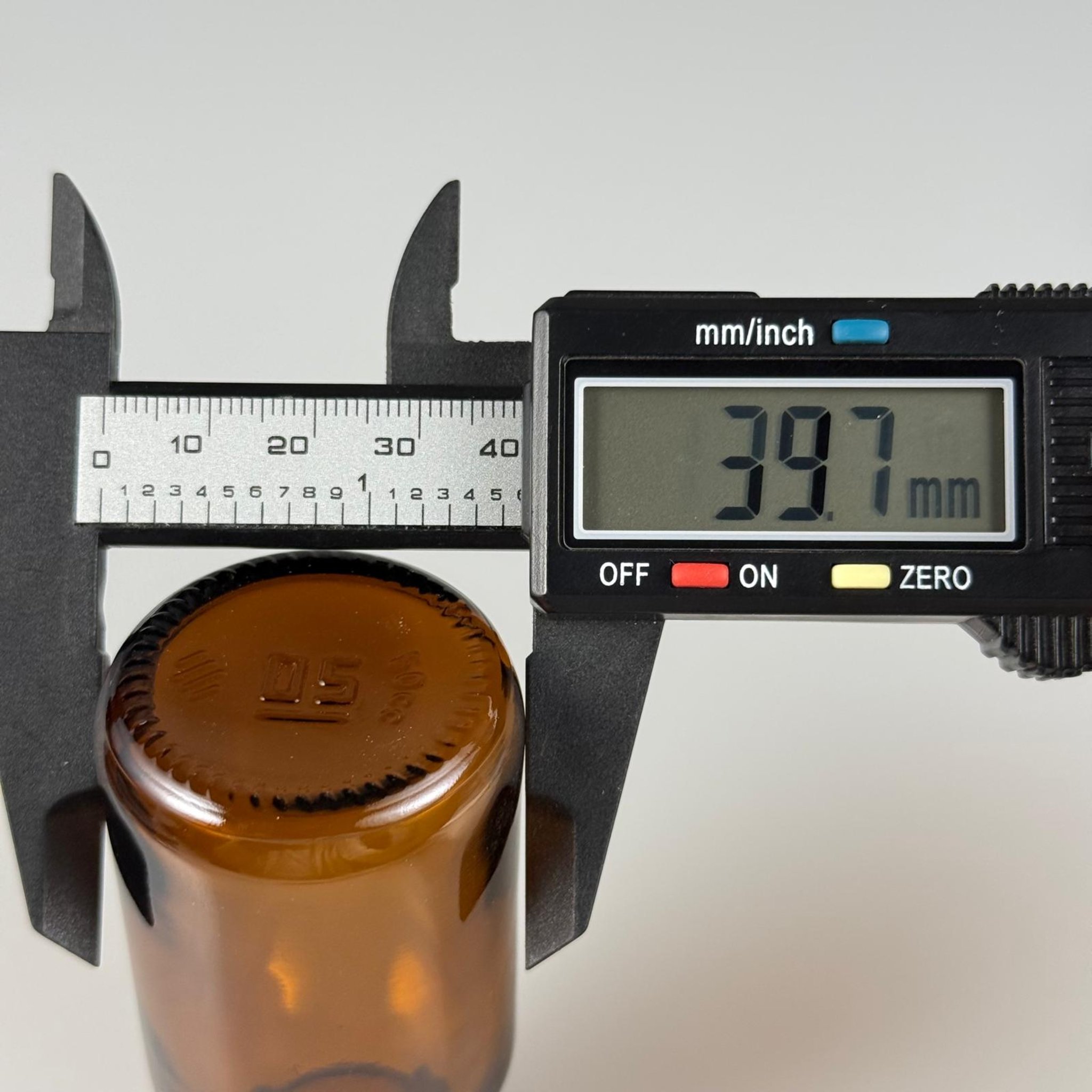 50 CC AMBER CAM ŞİŞE + BEYAZ KİLİTLİ KAPAKLI + 15 ML ÖLÇEK TAKIM - 50 ML KAHVERENGİ BOŞ ŞURUP ŞİŞESİ (AĞIZ ÇAPI 25 MM) - 50 ML ECZA ŞİŞESİ