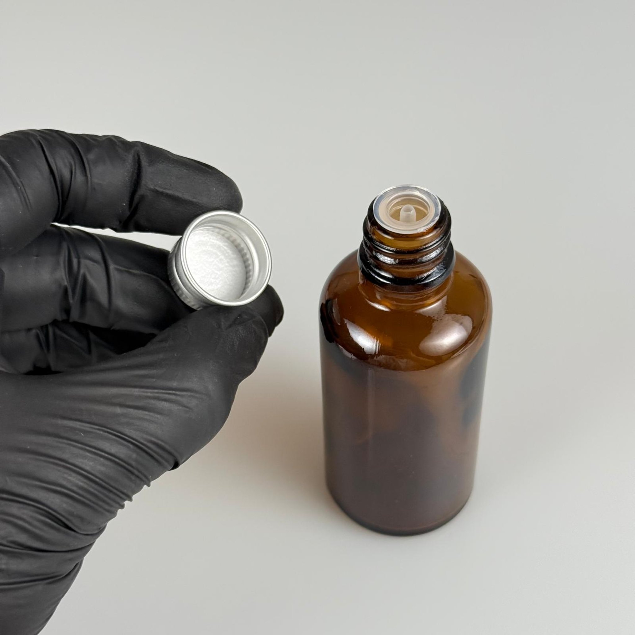 50 CC AMBER CAM ŞİŞE + KÖPÜK CONTALI GÜMÜŞ ALÜMİNYUM METAL KAPAKLI + DAMLALIKLI KOLONYA TIPALI TAKIM - 50 ML KAHVERENGİ CAM ŞİŞE
