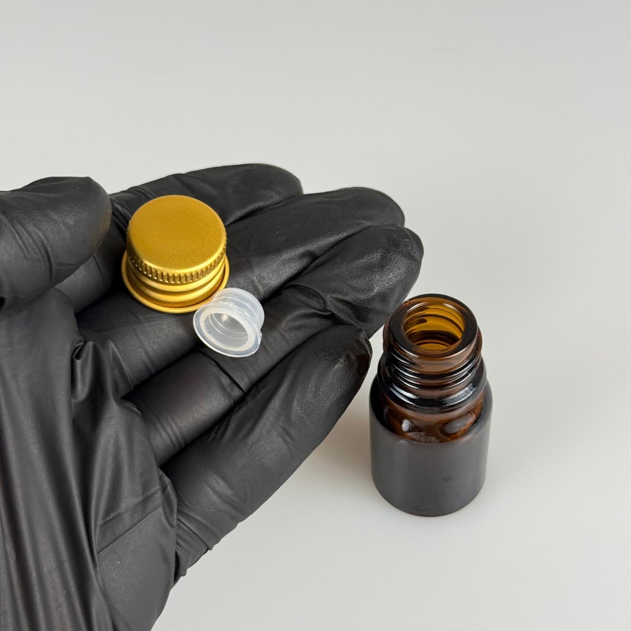 3 CC AMBER CAM ŞİŞE + KÖPÜK CONTALI GOLD ALÜMİNYUM METAL KAPAKLI + KÖR TIPALI TAKIM - 3 ML KAHVERENGİCAM ŞİŞE