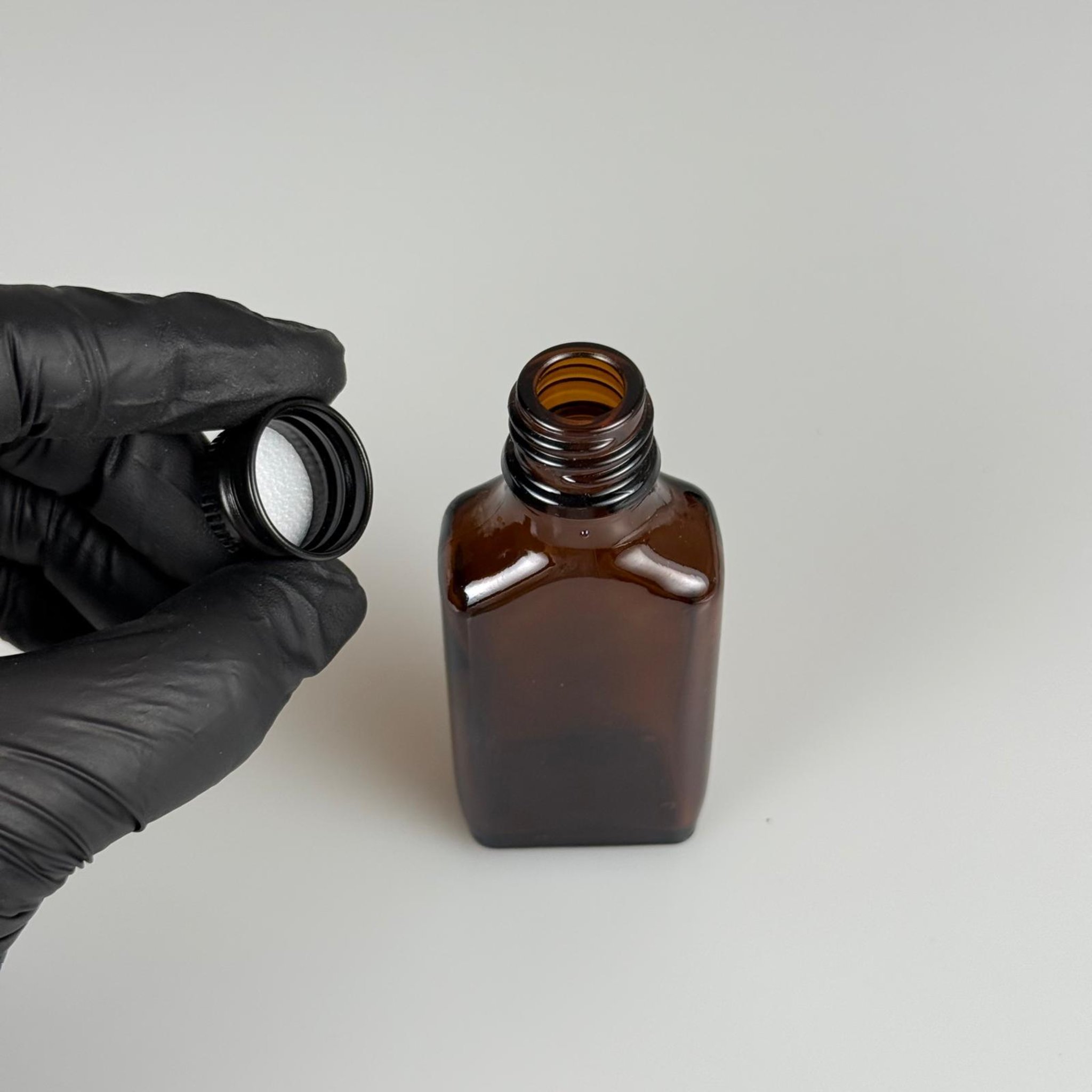 30 CC AMBER YASSI CAM ŞİŞE + SİYAH ALÜMİNYUM METAL KAPAKLI TAKIM - 30 ML KAHVERENGİ CAM ŞİŞE