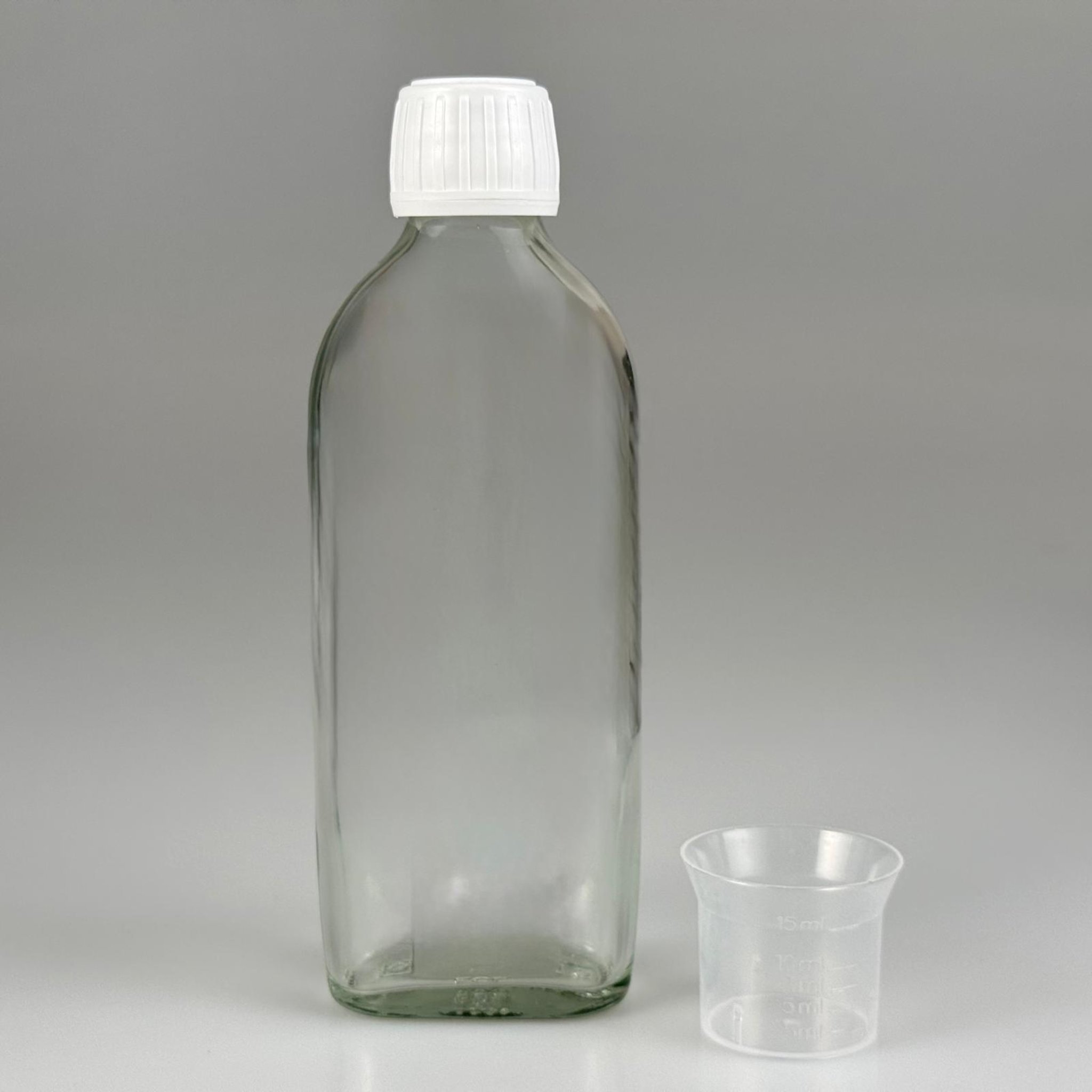 150 CC YASSI CAM ŞİŞE + BEYAZ KİLİTLİ PLASTİK KAPAK + 15 ML ÖLÇEK TAKIM - 150 ML YASSI CAM ŞİŞE