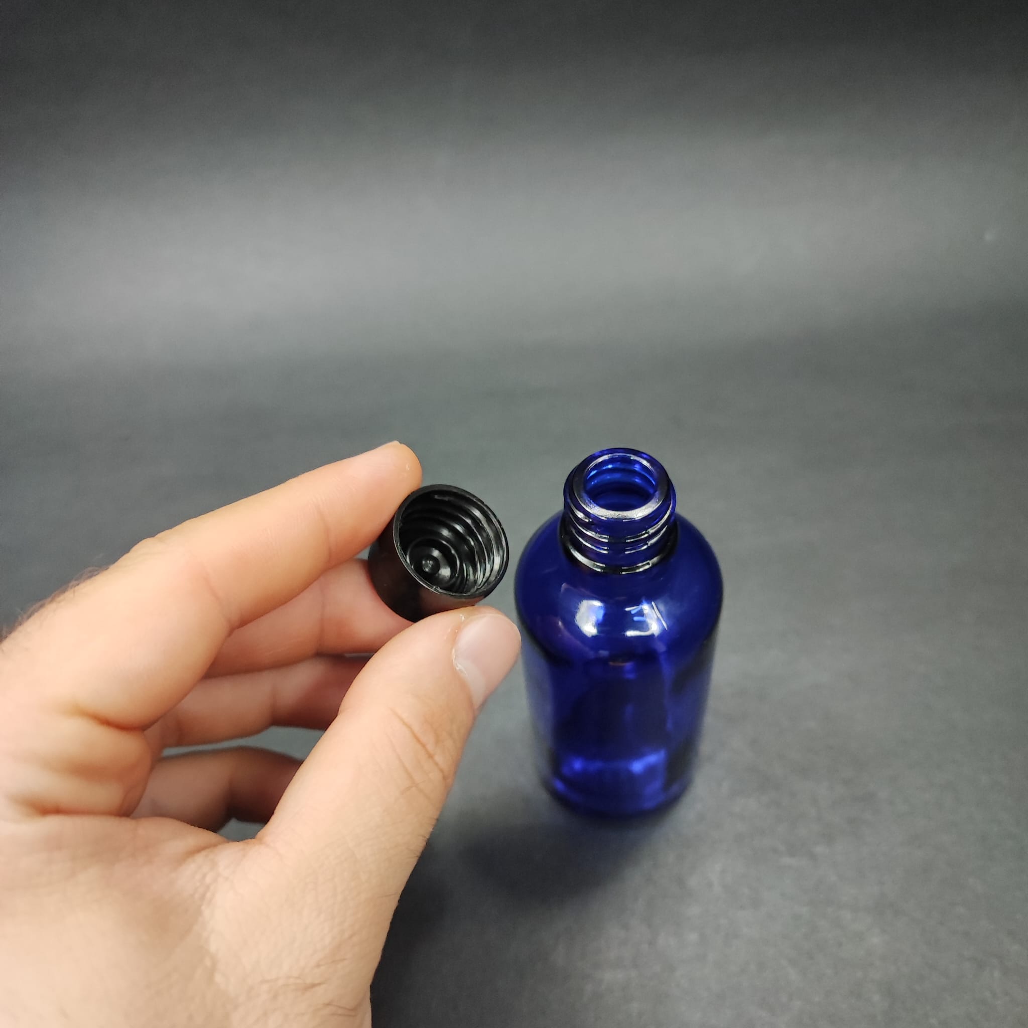 50 CC MAVİ CAM ŞİŞE + KENDİNDEN CONTALI SIZDIRMAZ SİYAH KAPAK - 50 ML KAPAKLI CAM ŞİŞE