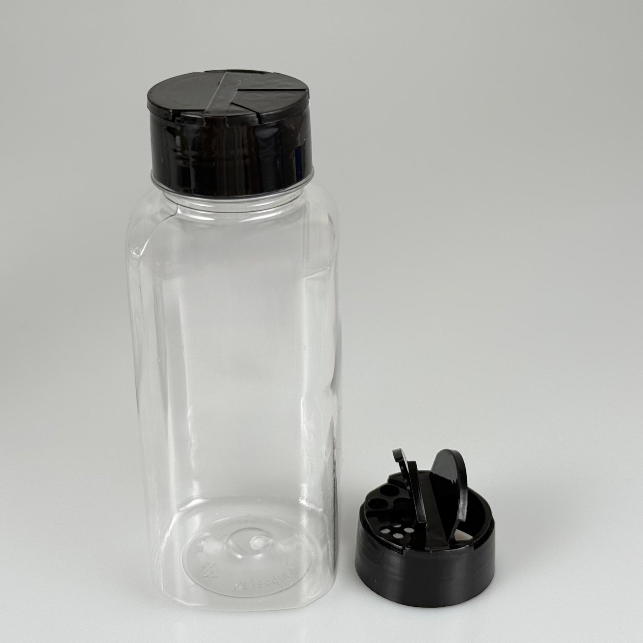 PLASTİK KARE BAHARATLIK KAVANOZ - 300 ML PET BAHARAT, TOZ, PUDRA VB İÇİN PET ŞİŞE - SİYAH AÇILIR KAPANIR DELİKLİ KAPAKLI TAKIM - 300 CC