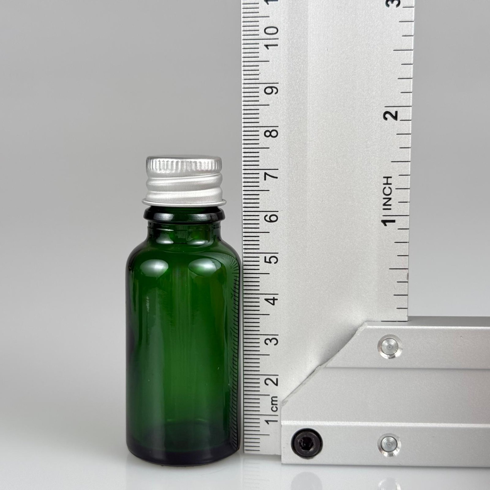 20 CC YEŞİL CAM ŞİŞE + KÖPÜK CONTALI GÜMÜŞ ALÜMİNYUM METAL KAPAKLI + KOLONYA TIPALI TAKIM - 20 ML YEŞİL CAM ŞİŞE
