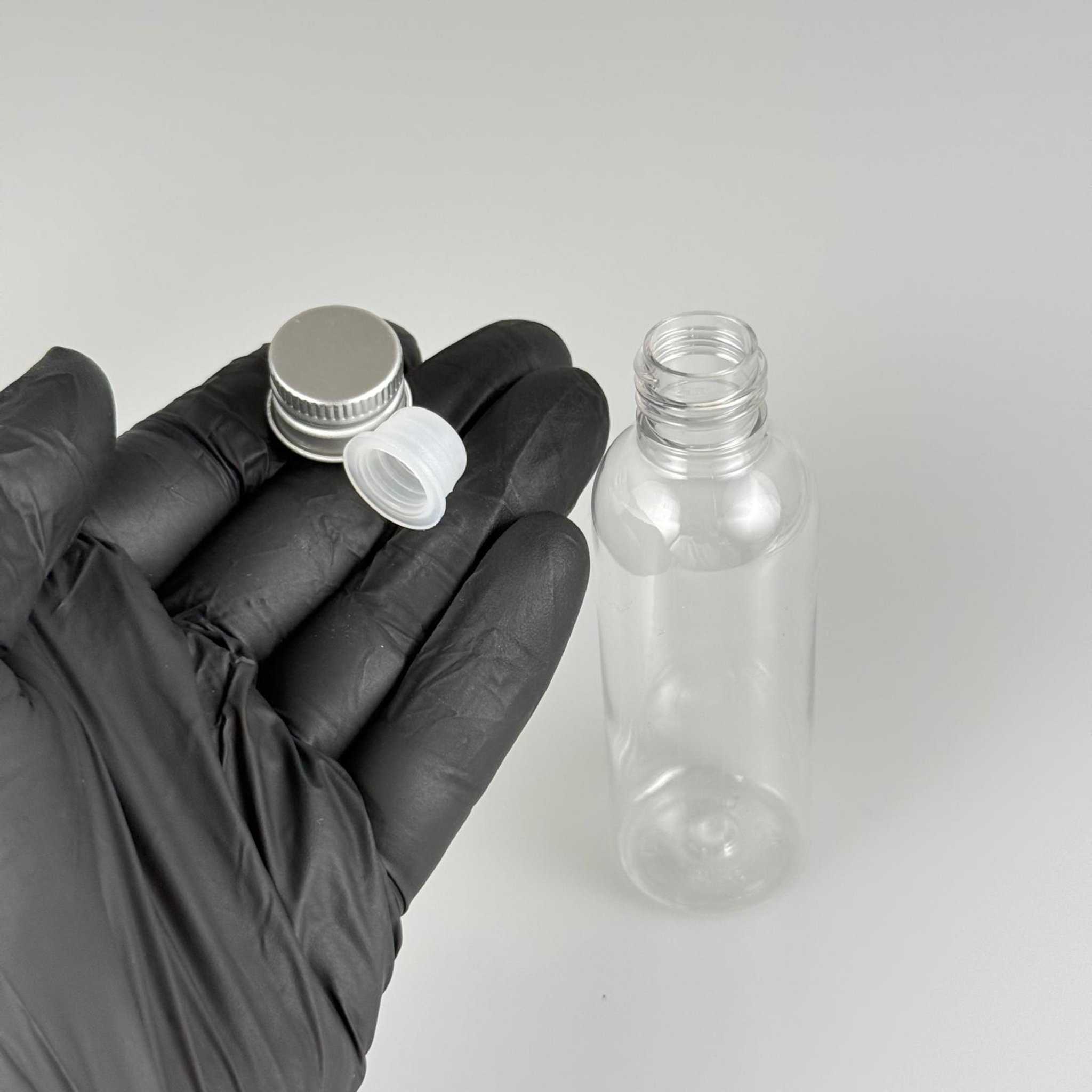 50 CC ŞEFFAF SİLİNDİR UZUN MODEL PET ŞİŞE + KÖPÜK CONTALI GÜMÜŞ ALÜMİNYUM METAL KAPAKLI + KÖR TIPALI TAKIM - 50 ML PLASTİK ŞİŞE