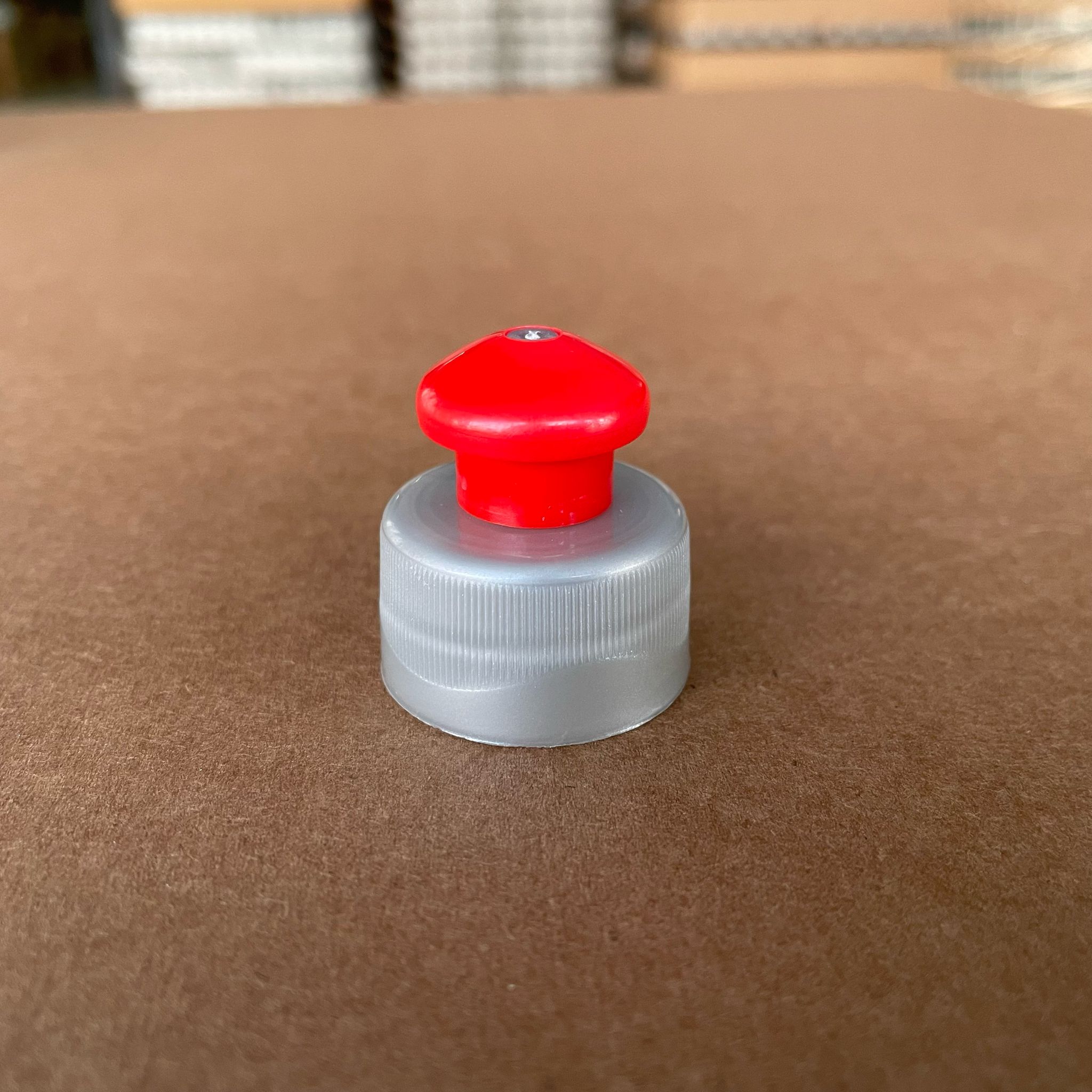 28 MM PUSH PULL KAPAK ÜSTÜ KIRMIZI ALTI GÜMÜŞ (DETERJAN KAPAK)