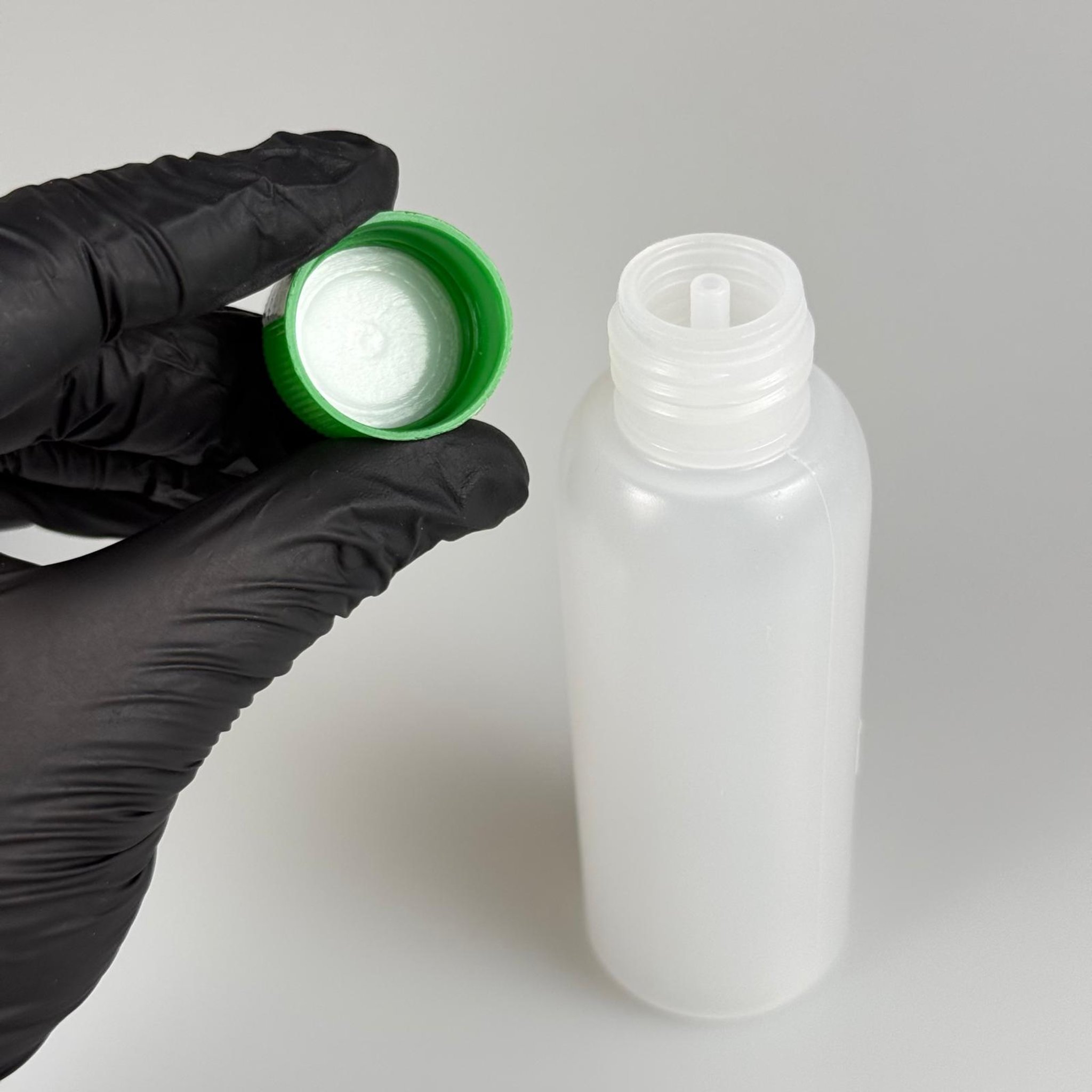 100 ML SIKILABİLİR YUMUŞAK PE POLİETİLEN PLASTİK ŞİŞE - CONTALI YEŞİL KAPAKLI ASETON KOLONYA TIPALI - 100 cc sos, yağ, kartuş, mürekkep vb için boş şişeler