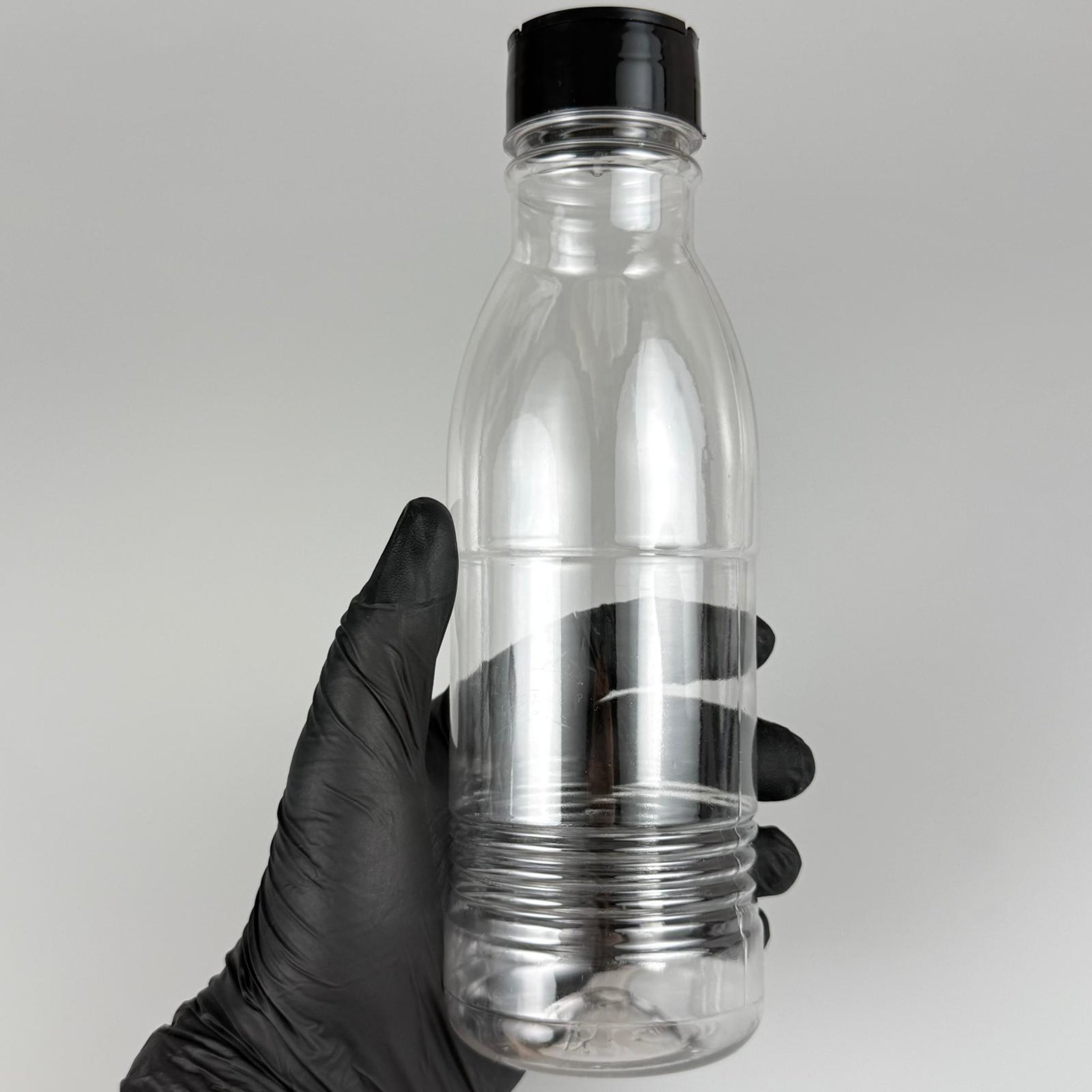 PLASTİK SİLİNDİR BAHARATLIK KAVANOZ - 500 ML PET BAHARAT, TOZ, PUDRA VB İÇİN PET ŞİŞE + SİYAH AÇILIR KAPANIR DELİKLİ KAPAKLI + KENDİNDEN YAPIŞKANLI KÖPÜK CONTALI TAKIM - 500 CC
