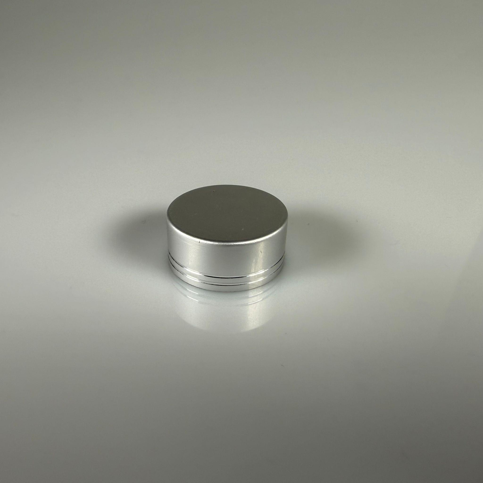 26 MM VİDALI GÜMÜŞ METAL KAPAK - ÇİFT YALDIZLI (ELİMİZDEKİ KAVANOZLARA UYMAZ)