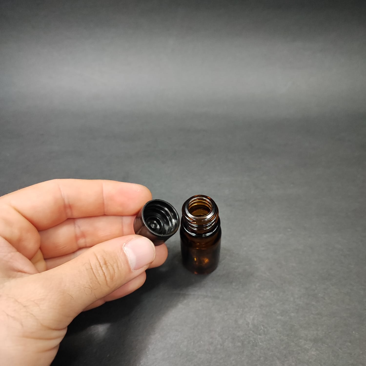 5 CC AMBER CAM ŞİŞE + KENDİNDEN CONTALI SIZDIRMAZ SİYAH KAPAK - 5 ML KAHVERENGİ KAPAKLI CAM ŞİŞE
