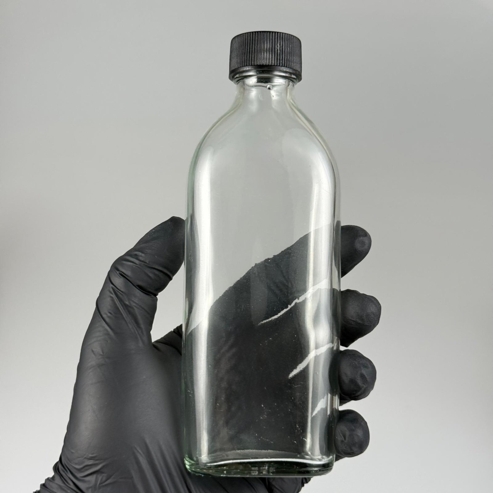 150 CC YASSI CAM ŞİŞE + SİYAH PLASTİK KAPAKL + 15 ML ÖLÇEK TAKIM - 150 ML YASSI CAM ŞİŞE - COLDBREW ŞİŞESİ