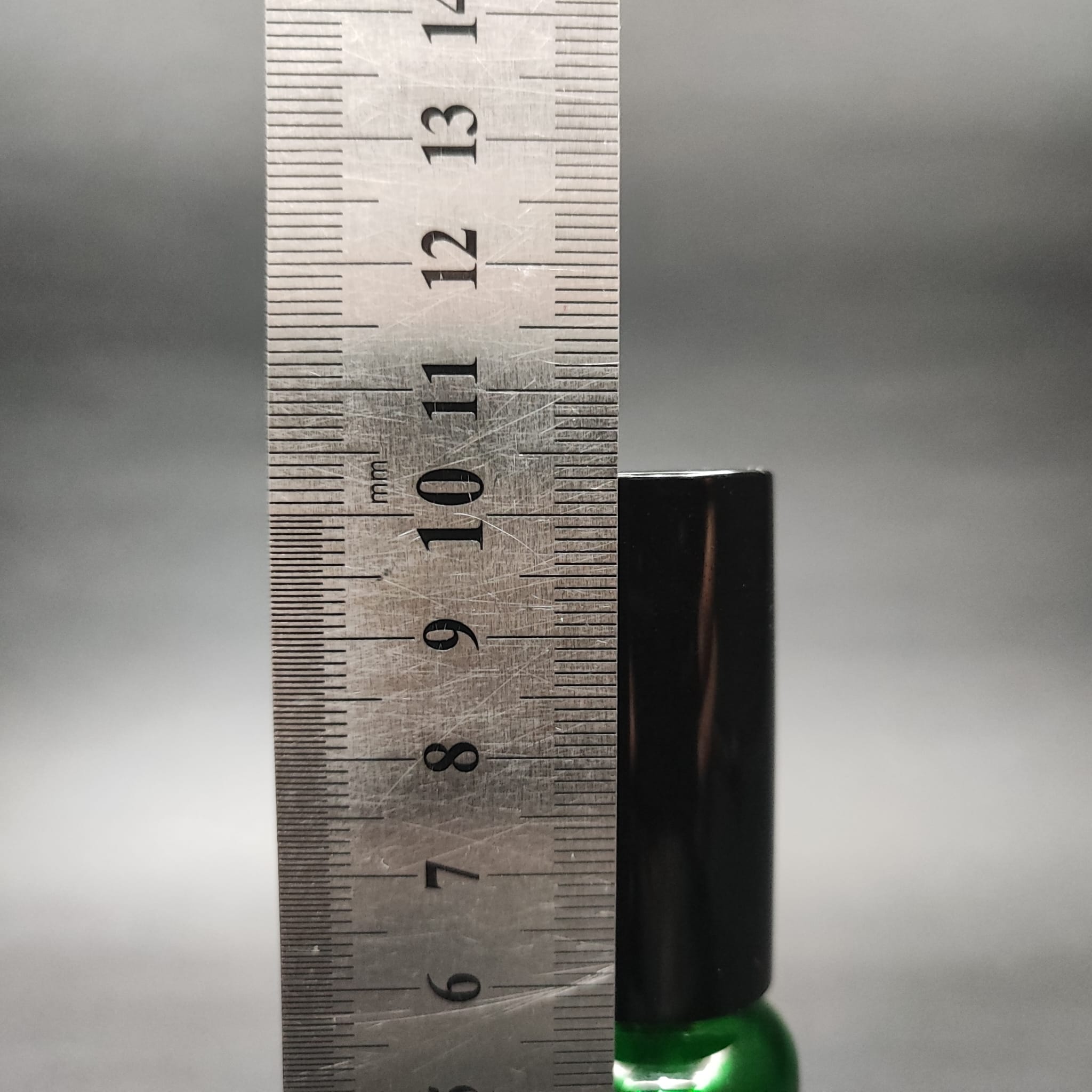 20 ML LÜKS VİDALI VALF ÇEVİRME PARFÜM ŞİŞELERİ - 20 CC YEŞİL CAM ŞİŞE - SİYAH METAL SPREYLİ KAPAKLI SET