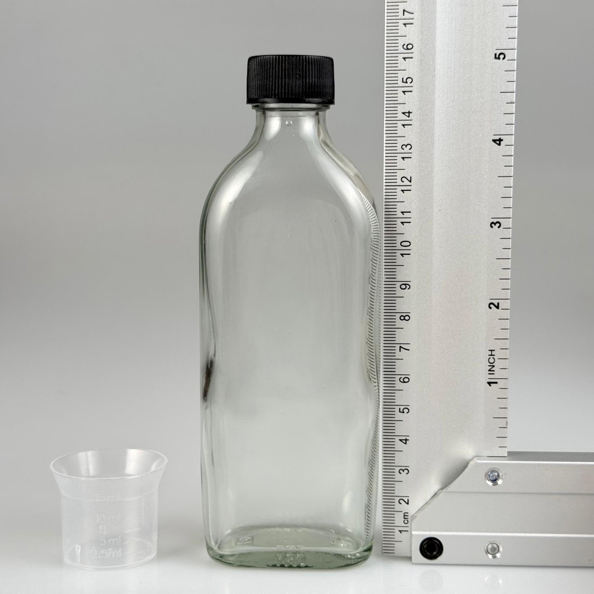 150 CC YASSI CAM ŞİŞE + SİYAH PLASTİK KAPAKL + 15 ML ÖLÇEK TAKIM - 150 ML YASSI CAM ŞİŞE - COLDBREW ŞİŞESİ