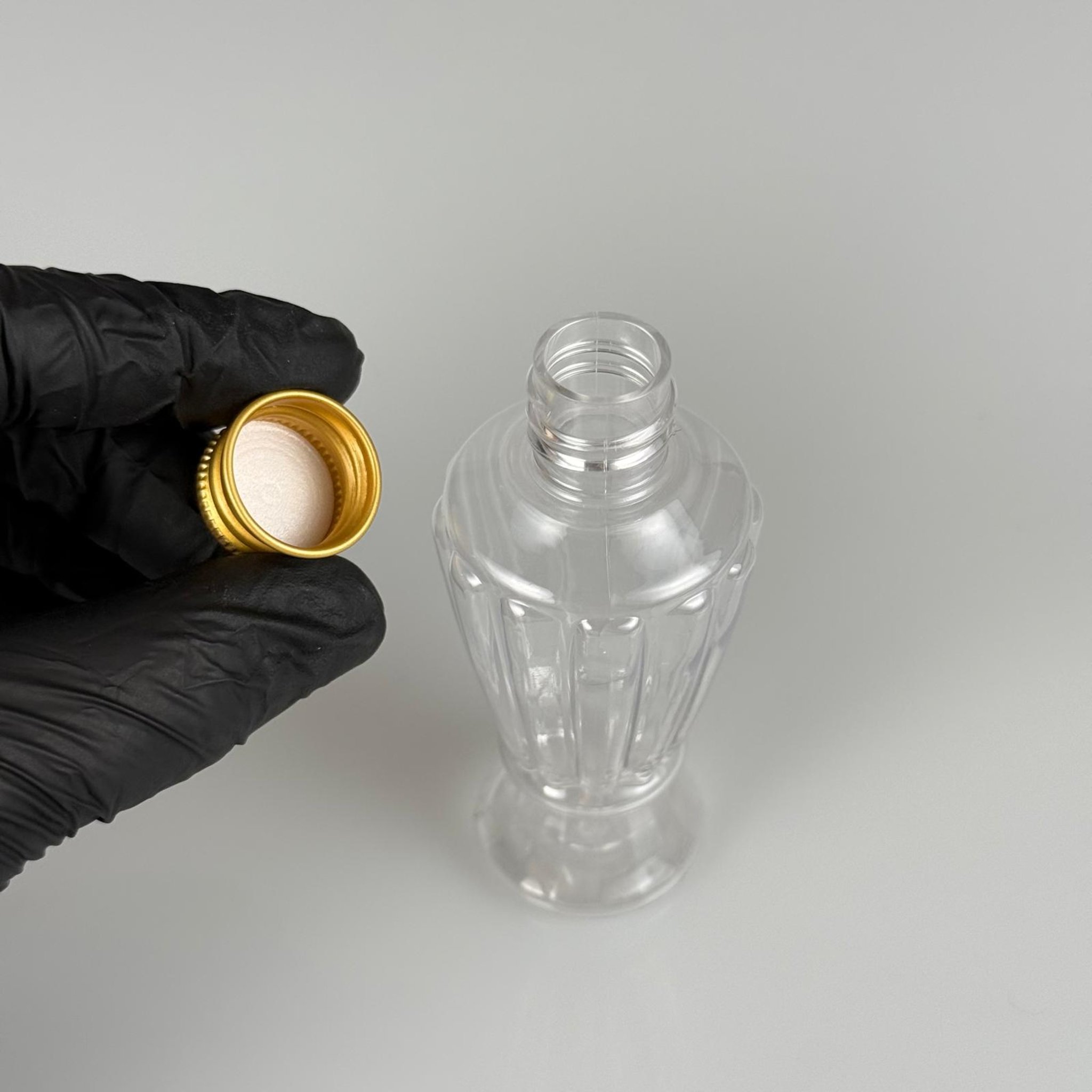 50 CC MİNİ VAZO HÜRREM PET ŞİŞE + KÖPÜK CONTALI GOLD ALÜMİNYUM METAL KAPAKLI TAKIM - 50 ML PLASTİK CAMPET ŞİŞE