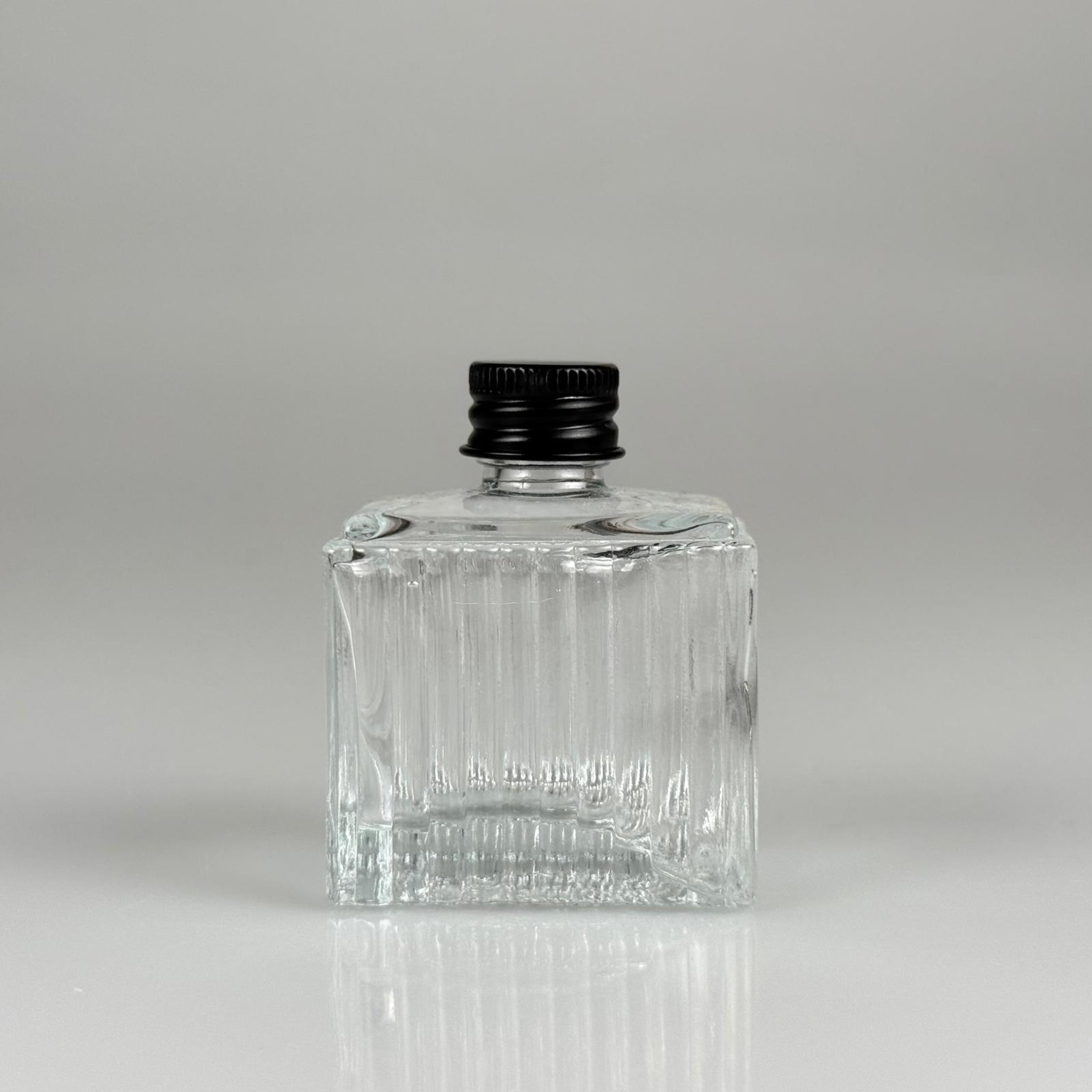 50 CC KÖŞELİ DESENLİ ÇİZGİLİ CAM ŞİŞE + SİYAH ALÜMİNYUM METAL KAPAKLI TAKIM - 50 ML PRESTİJLİ ŞİŞE