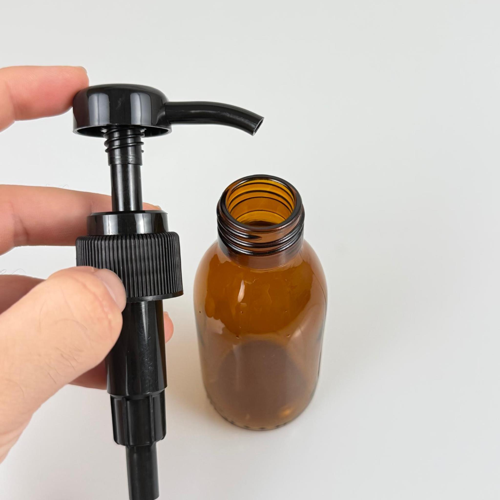 100 CC AMBER CAM ŞİŞE + SİYAH DOZAJ POMPALI (HER BASMADA 4 CC SIVI ATAR)  - 100 ML POMPALI ŞİŞE - ŞURUP, ŞAMPUAN, KREM GİBİ YOĞUN KIVAMLI SIVILARDA KULLANILIR