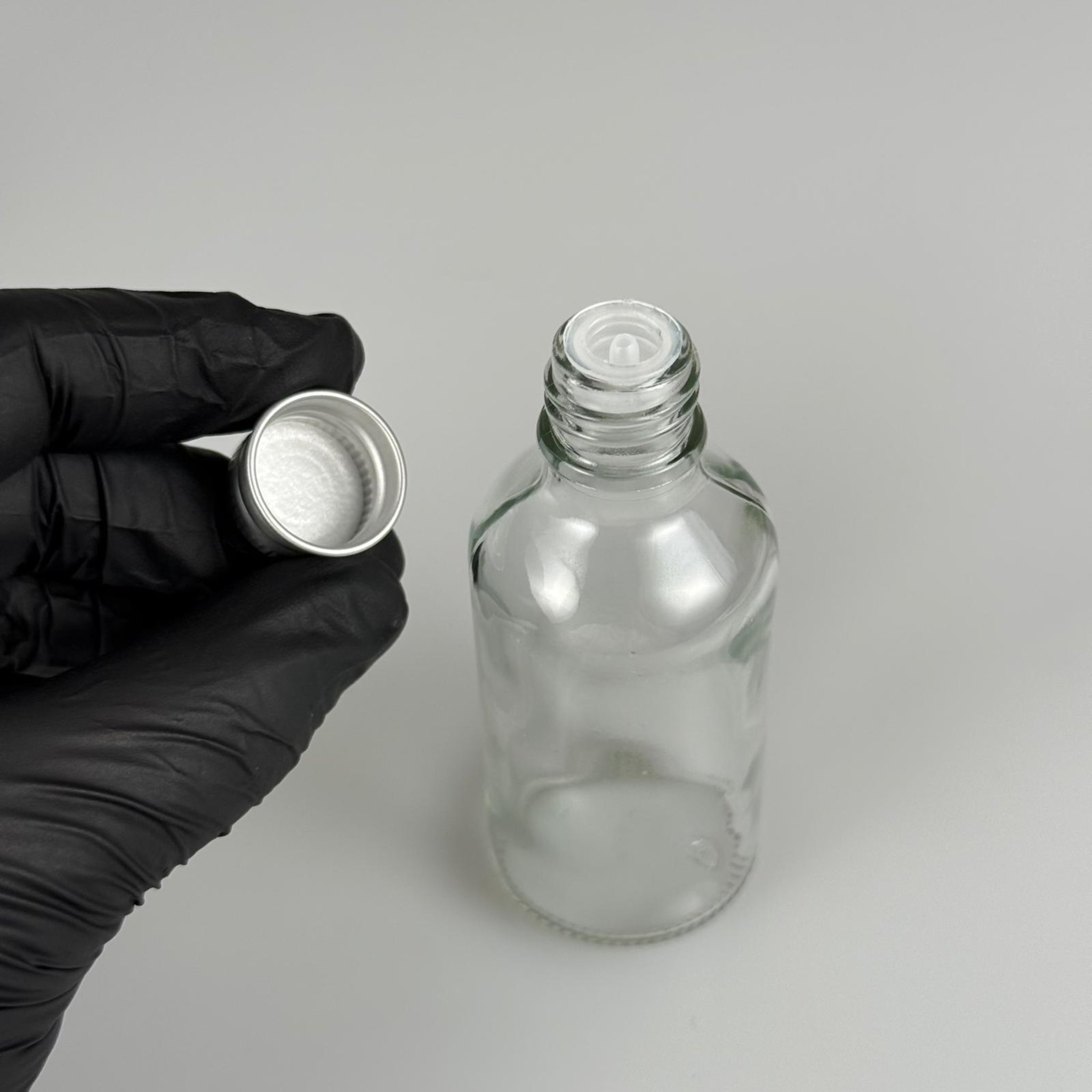 50 CC ŞEFFAF CAM ŞİŞE + KÖPÜK CONTALI GÜMÜŞ ALÜMİNYUM METAL KAPAKLI + KOLONYA TIPALI TAKIM - 50 ML ŞEFFAF CAM ŞİŞE
