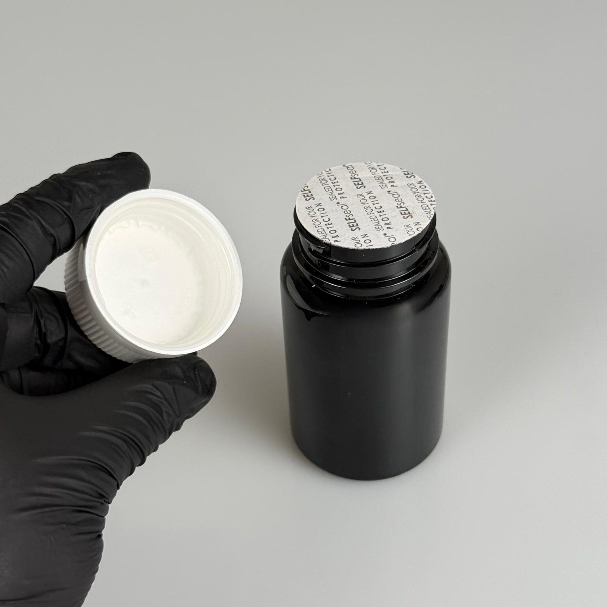 100 ML CONTALI ÇOCUK KİLİT KAPAKLI TABLET ŞİŞESİ  - 100 CC SİYAH PET KAVANOZ + 38 MM BEYAZ ÇOCUK KİLİTLİ KAPAK + KENDİNDEN YAPIŞKANLI KÖPÜK CONTA TAKIM -  KAPSÜL KUTUSU - İLAÇ ŞİŞESİ - MEDİKAL HAP ŞİŞESİ - FARMASÖTİK KAVANOZ
