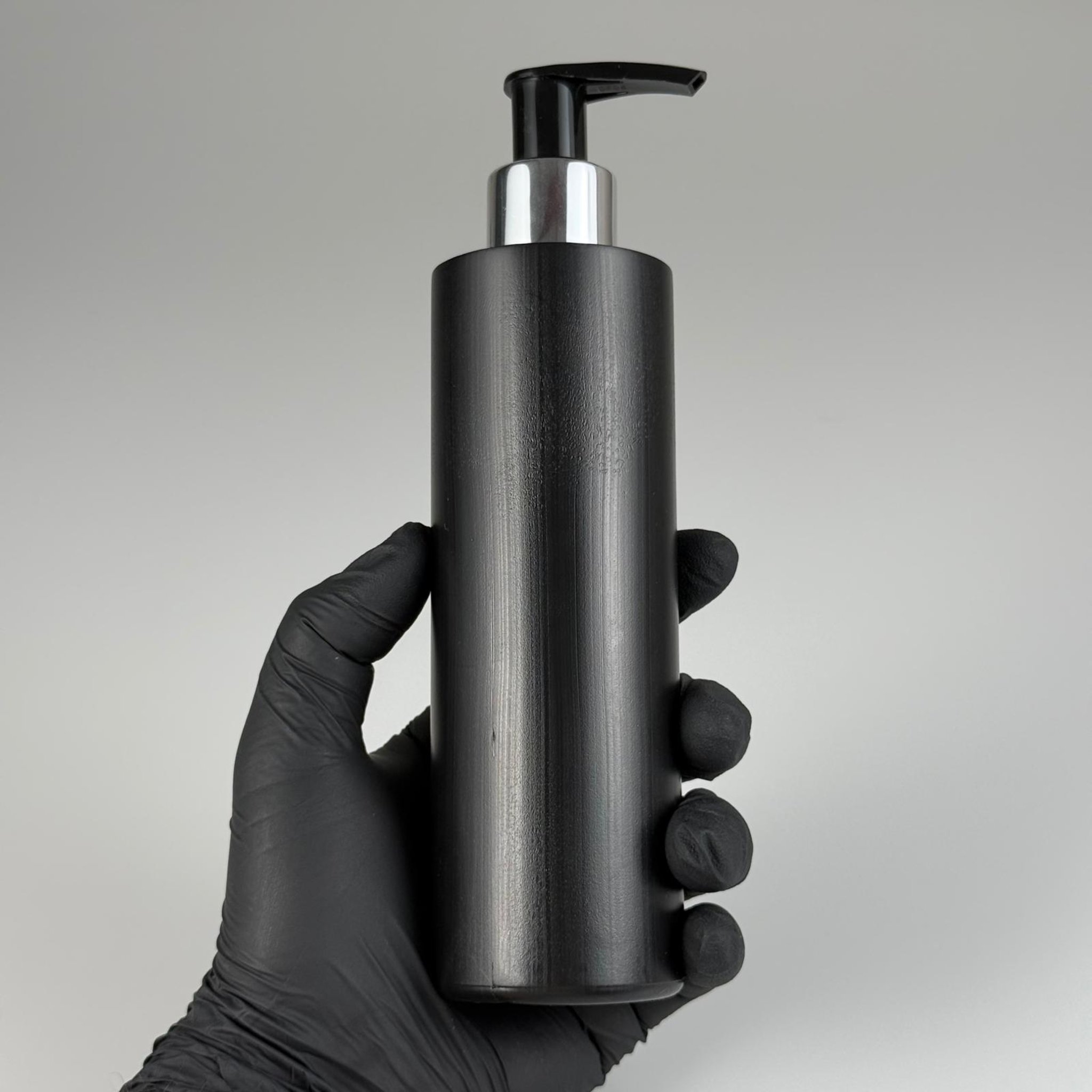 250 CC SİYAH POLİETİLEN ŞİŞE - GÜMÜŞ POMPALI ( ÜSTÜ SİYAH ) - 250 ML POMPALI PLASTİK ŞİŞE