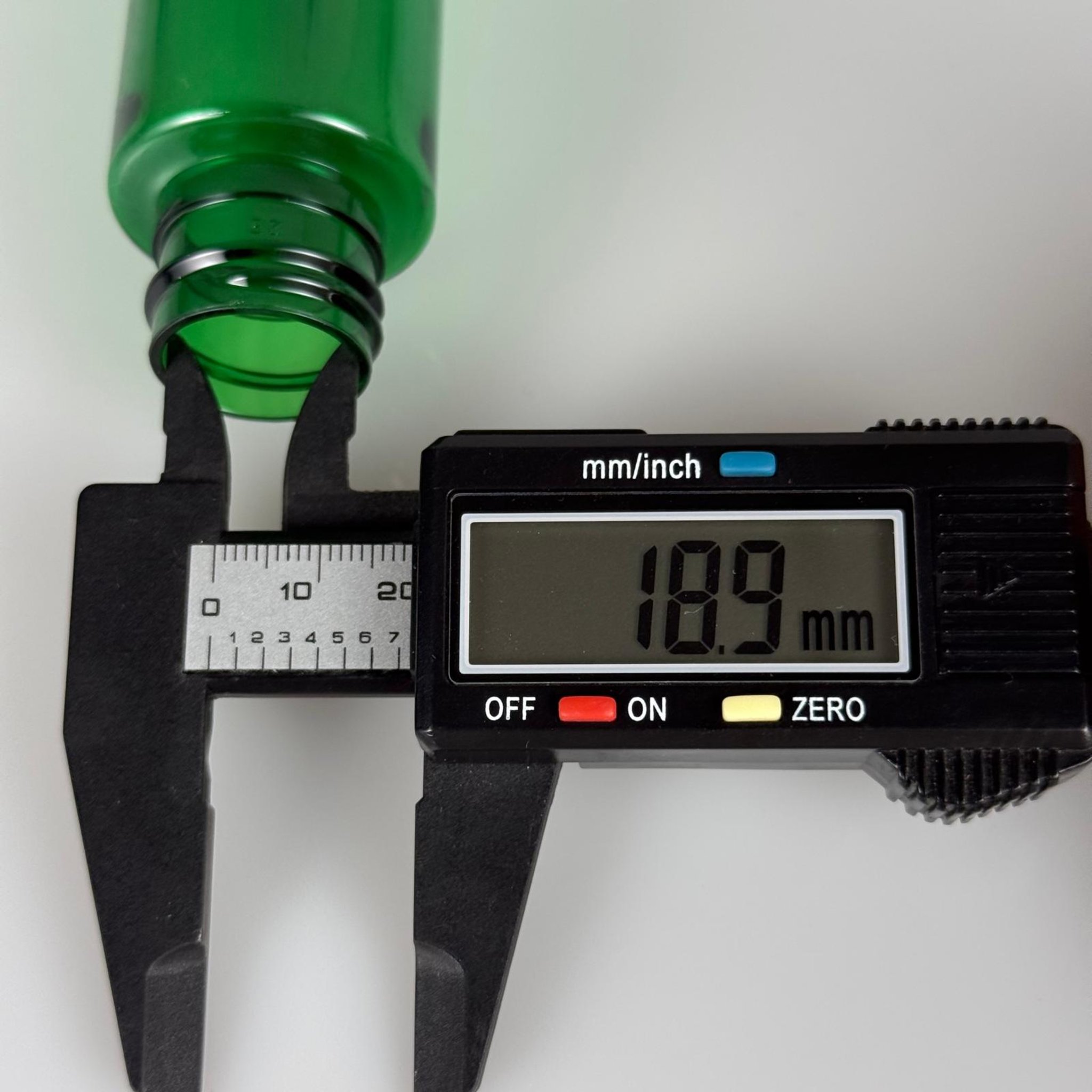 100 CC YEŞİL UZUN KÜT SİLİNDİR PET ŞİŞE (24 GR) 24 MM EP