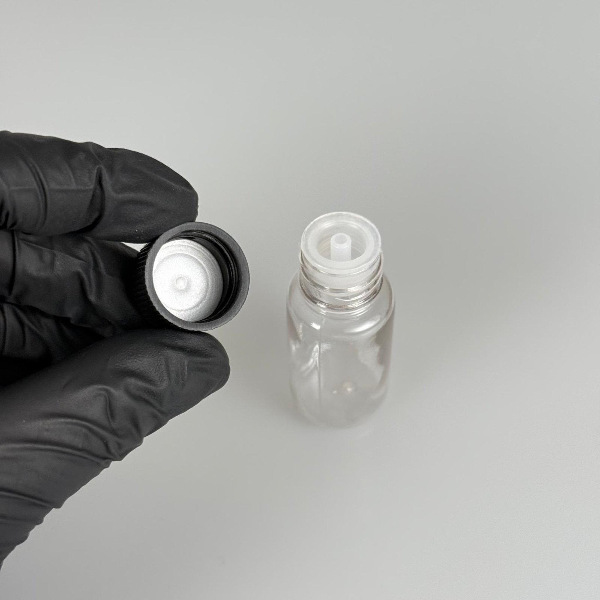 10 CC İÇTEN DAMLALIKLI PLASTİK ŞİŞE -  10 ML ŞEFFAF PET ŞİŞE + CONTALI SİYAH KAPAK + KOLONYA TIPALI (DELEREK KULLANILIR) TAKIM