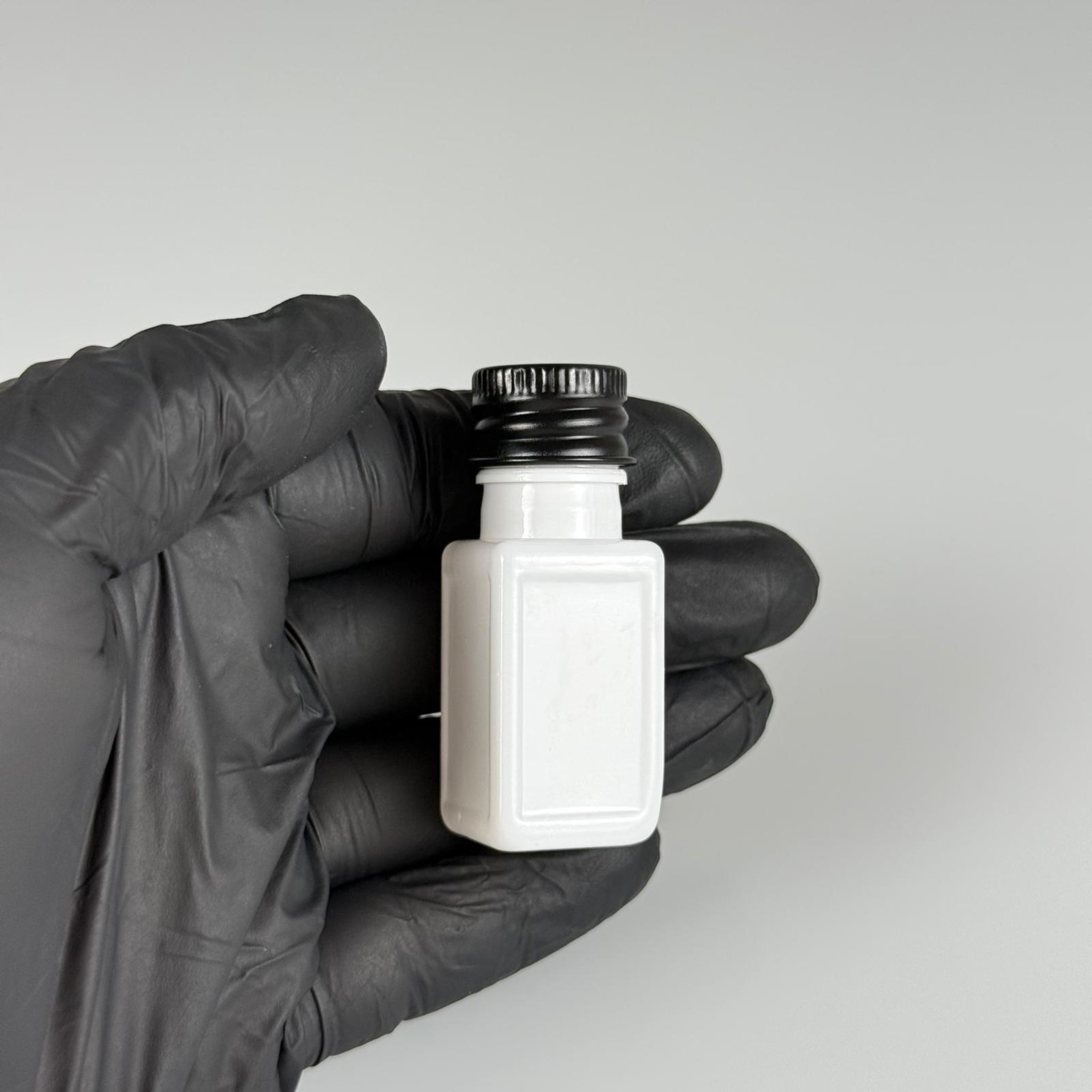 10 CC BEYAZ KARE PET SHOT ŞİŞE - KÖPÜK CONTALI SİYAH ALÜMİNYUM METAL KAPAKLI + DAMLALIKLI KOLONYA TIPALI TAKIM - 10 ML PLASTİK ŞİŞE