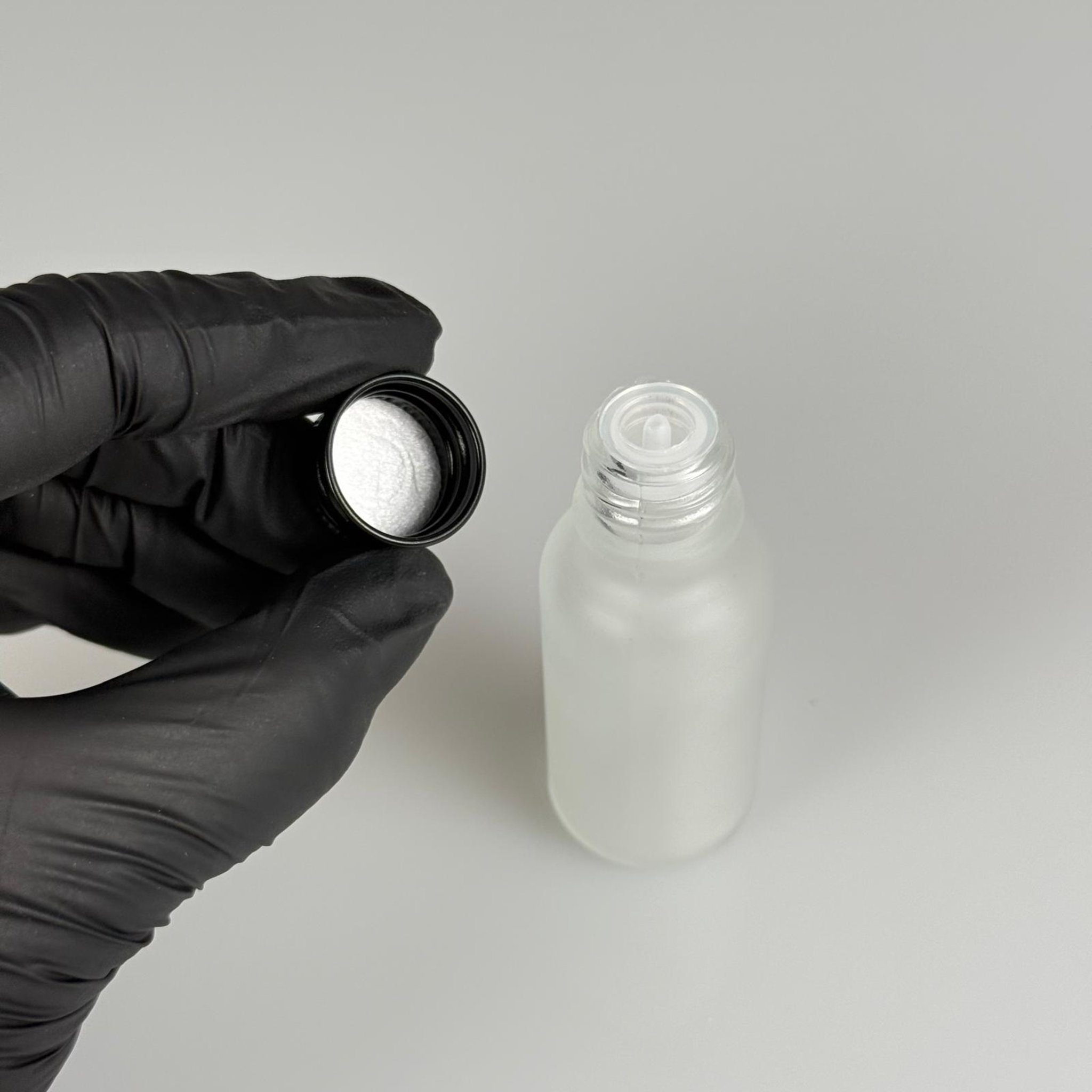 20 CC BUZLU CAM ŞİŞE + KÖPÜK CONTALI SİYAH ALÜMİNYUM METAL KAPAKLI + KOOLONYA TIPALI TAKIM - 20 ML BUZLU CAM ŞİŞE