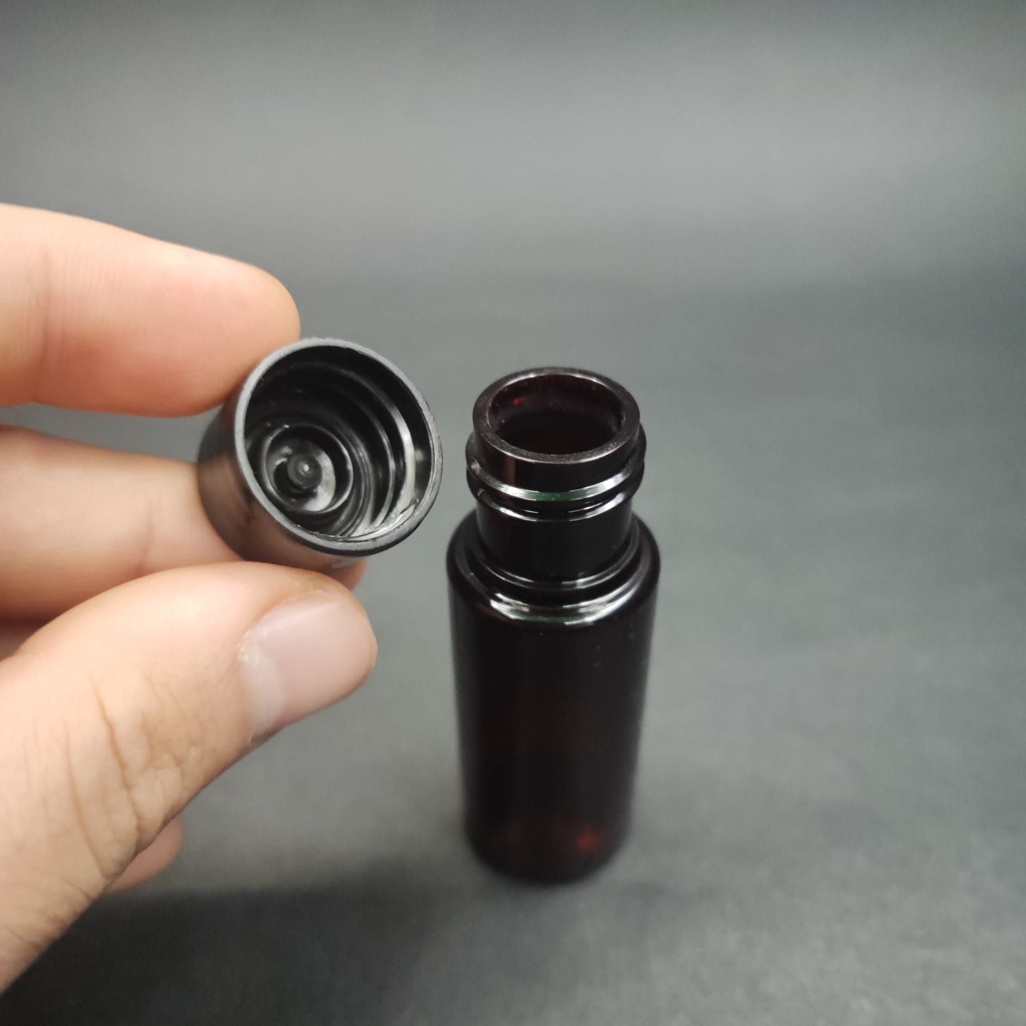 15 CC AMBER PLASTİK ŞİŞE + KENDİNDEN CONTALI SIZDIRMAZ SİYAH KAPAK - 15 ML KAPAKLI PET ŞİŞE