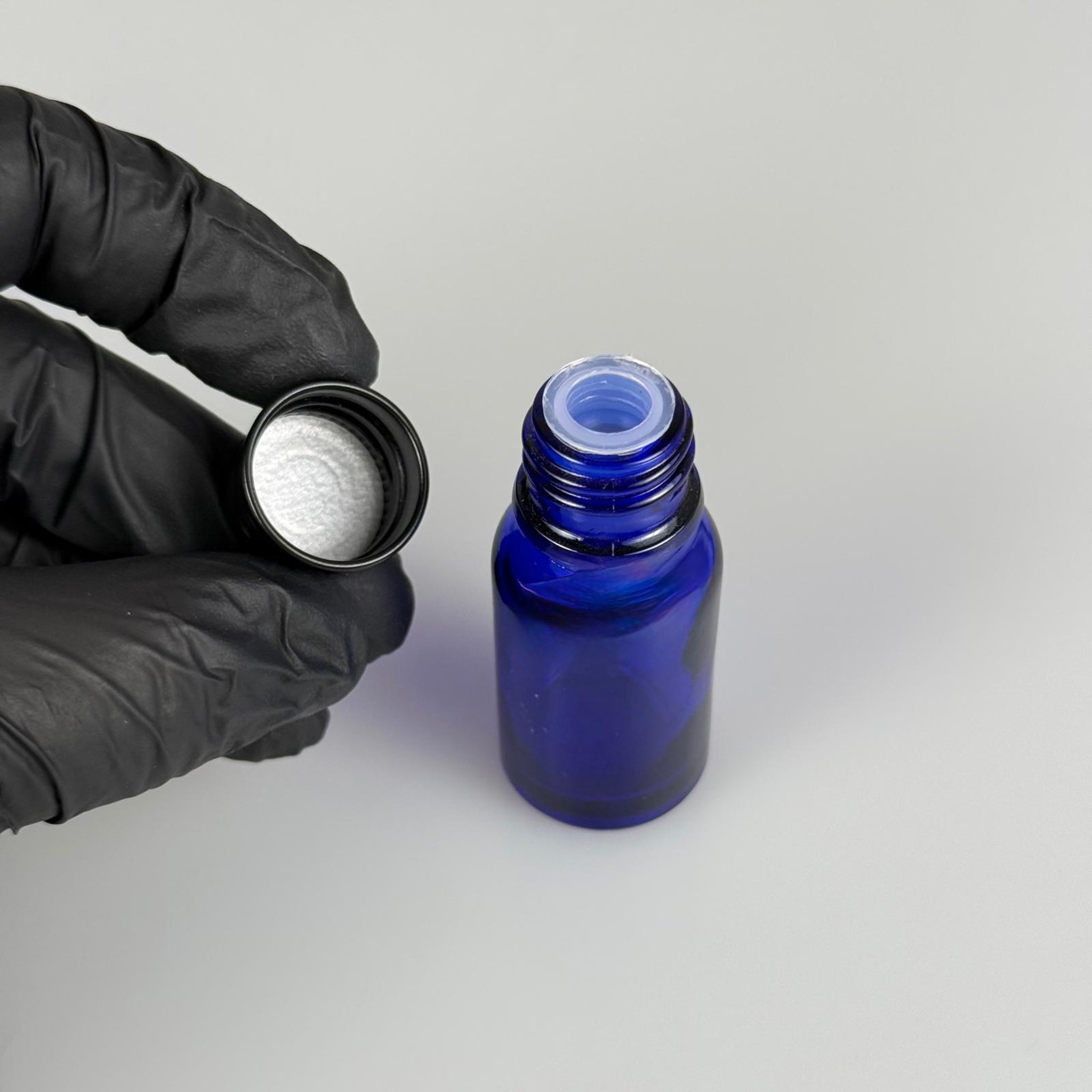 10 CC MAVİ CAM ŞİŞE + KÖPÜK CONTALI SİYAH ALÜMİNYUM METAL KAPAKLI + KÖR TIPALI TAKIM - 10 ML MAVİ CAM ŞİŞE