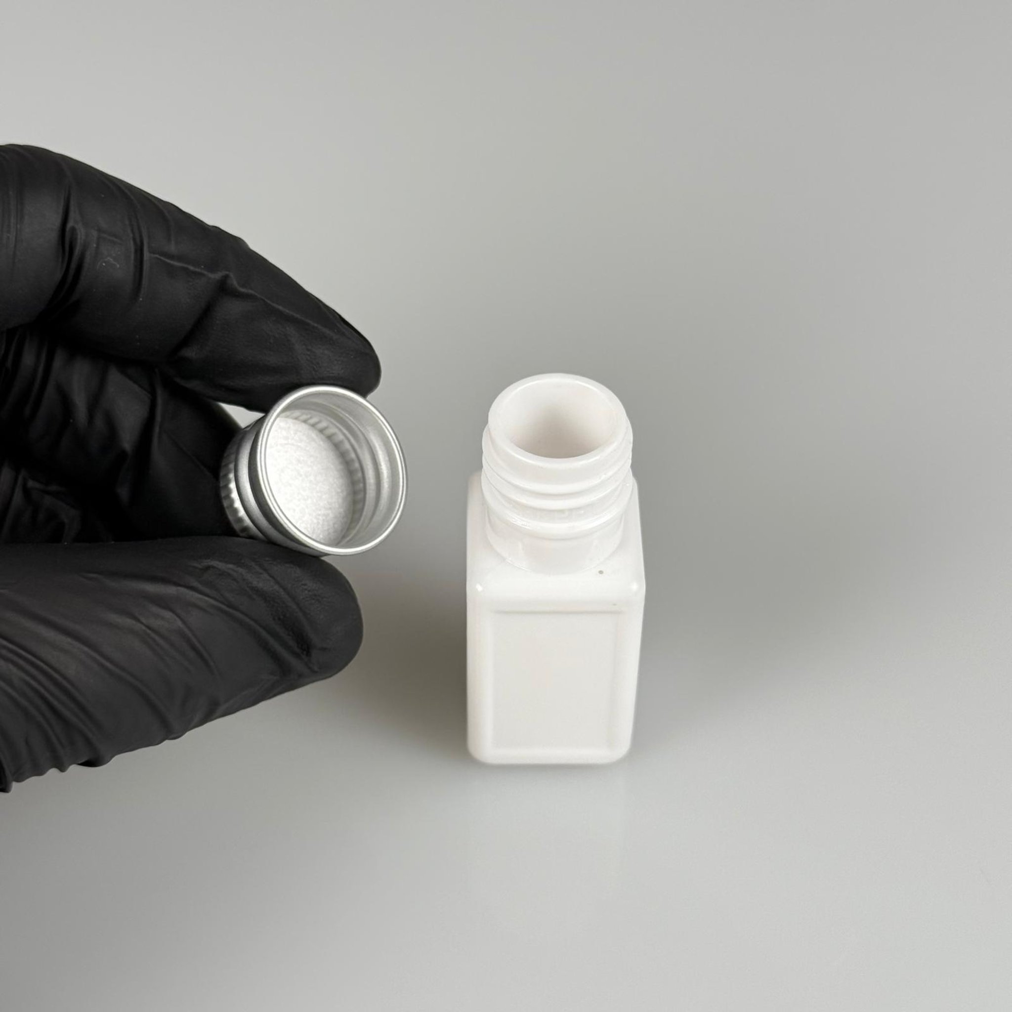 10 CC BEYAZ KARE PET SHOT ŞİŞE - KÖPÜK CONTALI GÜMÜŞ ALÜMİNYUM METAL KAPAKLI TAKIM - 10 ML PLASTİK ŞİŞE