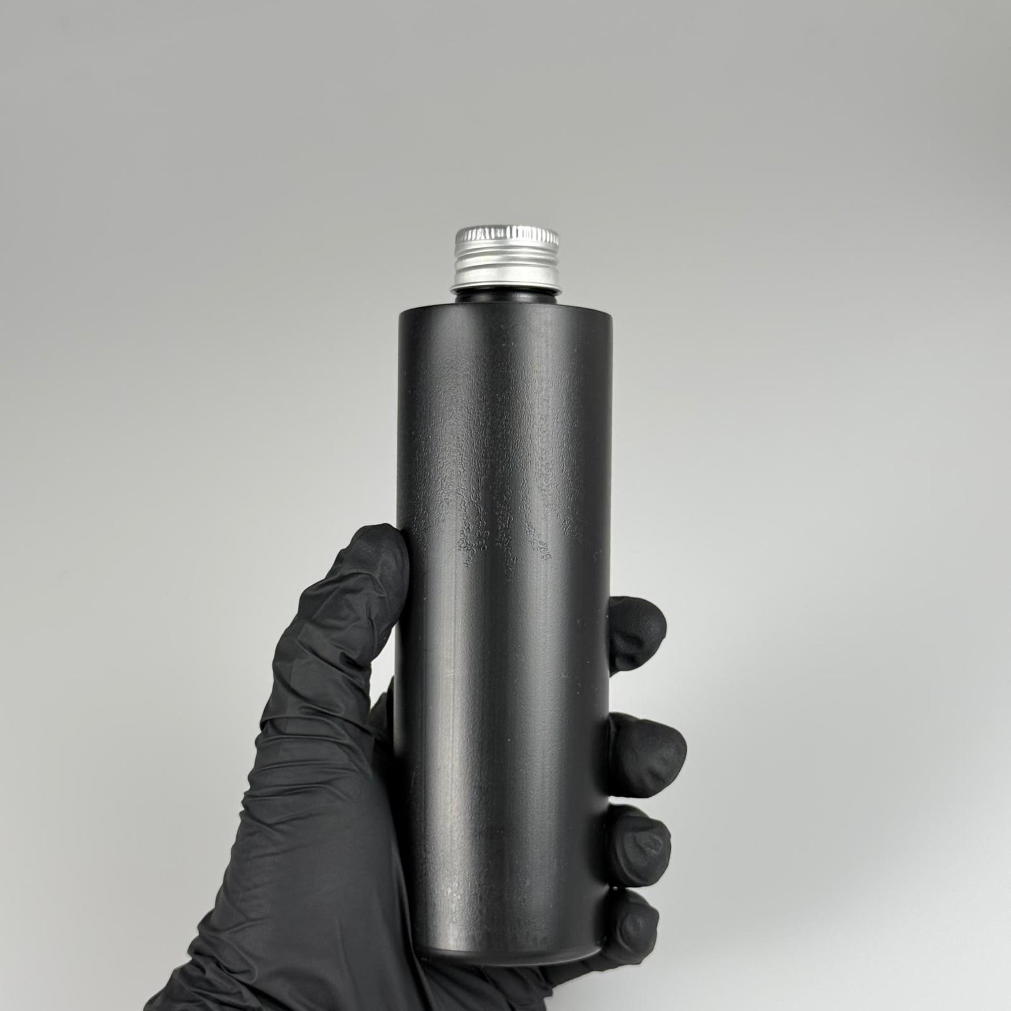 250 CC SİYAH SİLİNDİR MODEL MAT SERT POLİETİLEN ASETON ŞİŞESİ (24 AĞIZ) + KÖPÜK CONTALI GÜMÜŞ METAL ALÜMİNYUM KAPAK + KOLONYA TIPALI TAKIM - 250 ML KAPAKLI POLİETİLEN ŞİŞELER