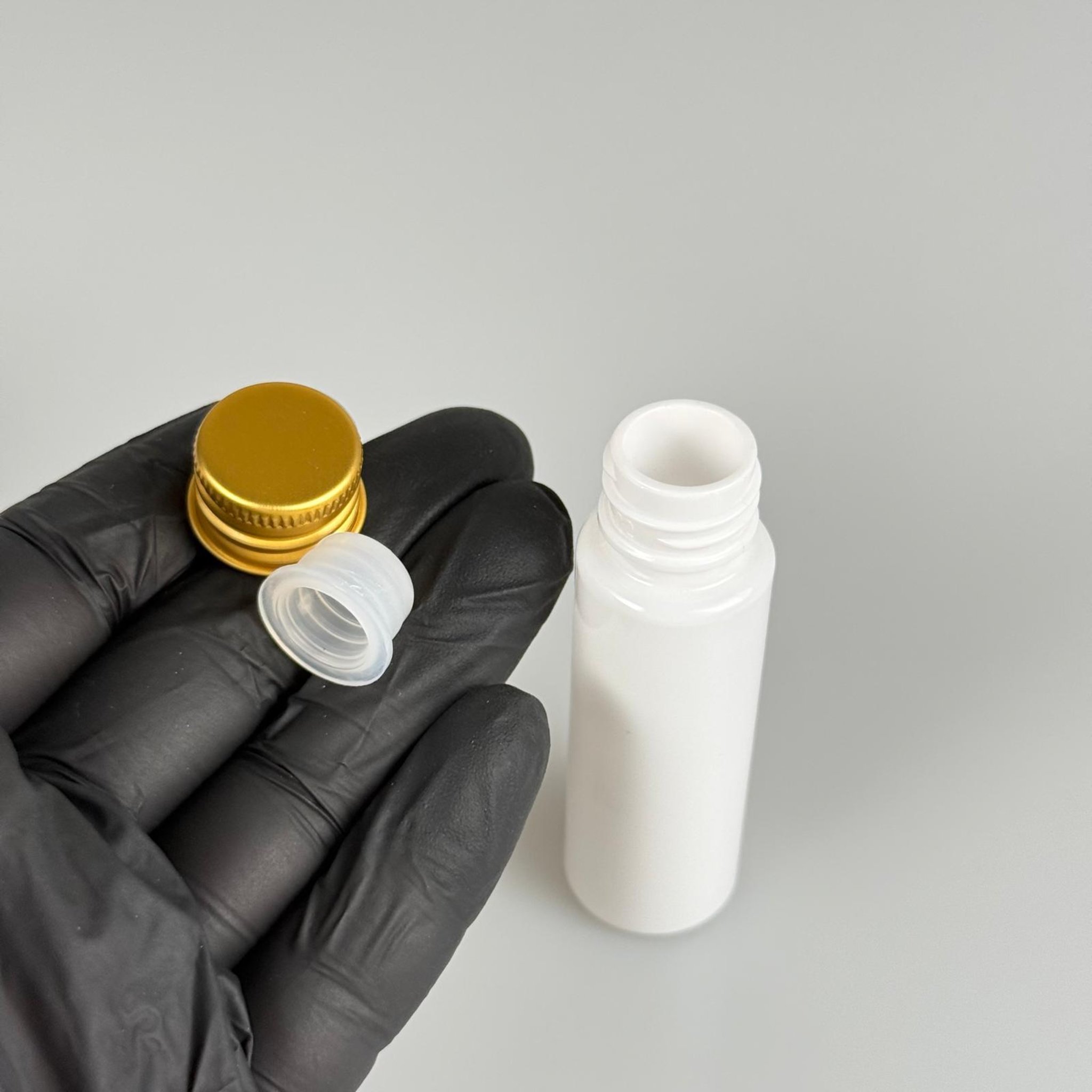 20 CC BEYAZ PET SHOT ŞİŞE - KÖPÜK CONTALI GOLD ALÜMİNYUM METAL KAPAKLI + KÖR TIPALI TAKIM - 20 ML PLASTİK ŞİŞE