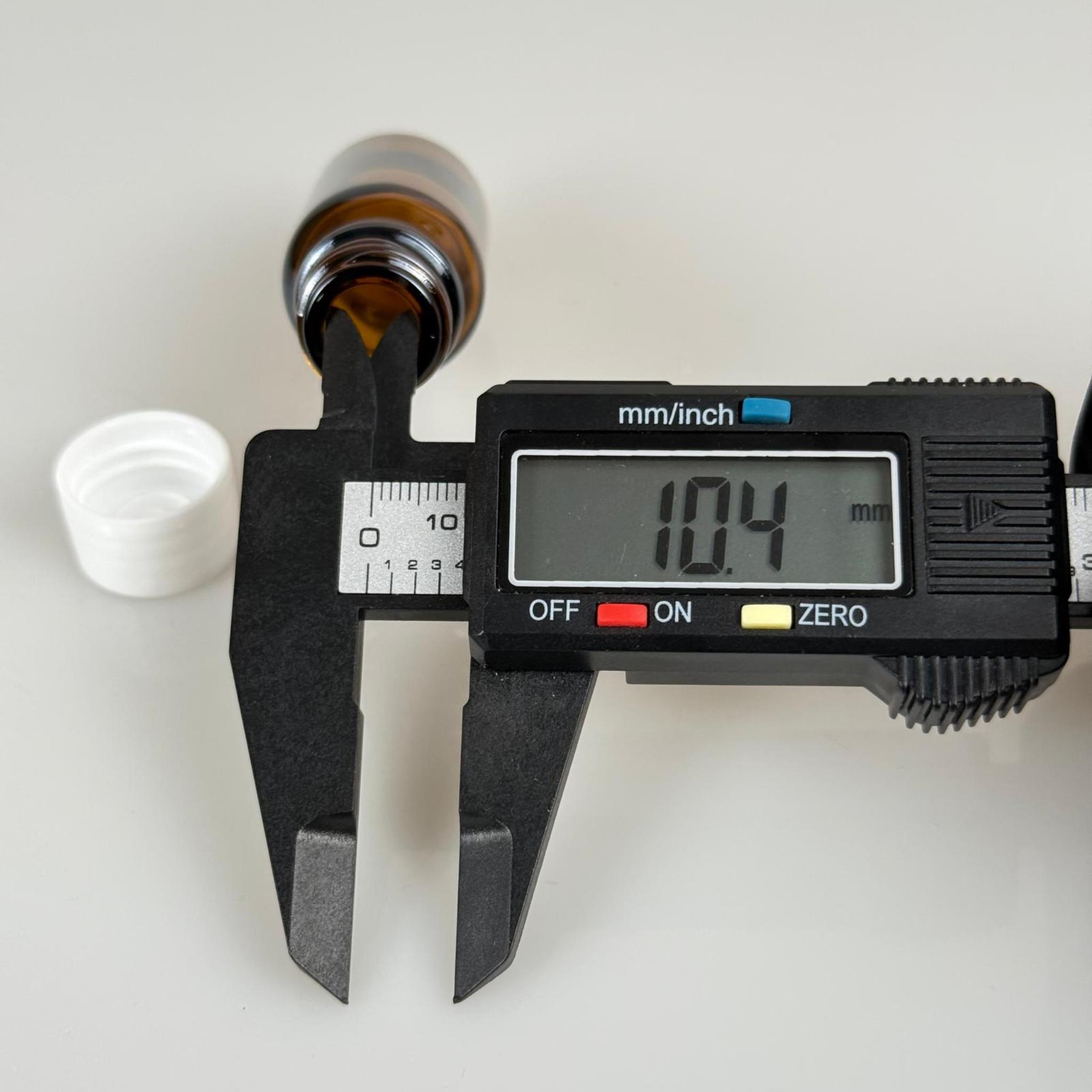 10 ML AMBER CAM ŞİŞE + CONTALI BEYAZ KAPAK - 10 CC KAPAKLI CAM ŞİŞE
