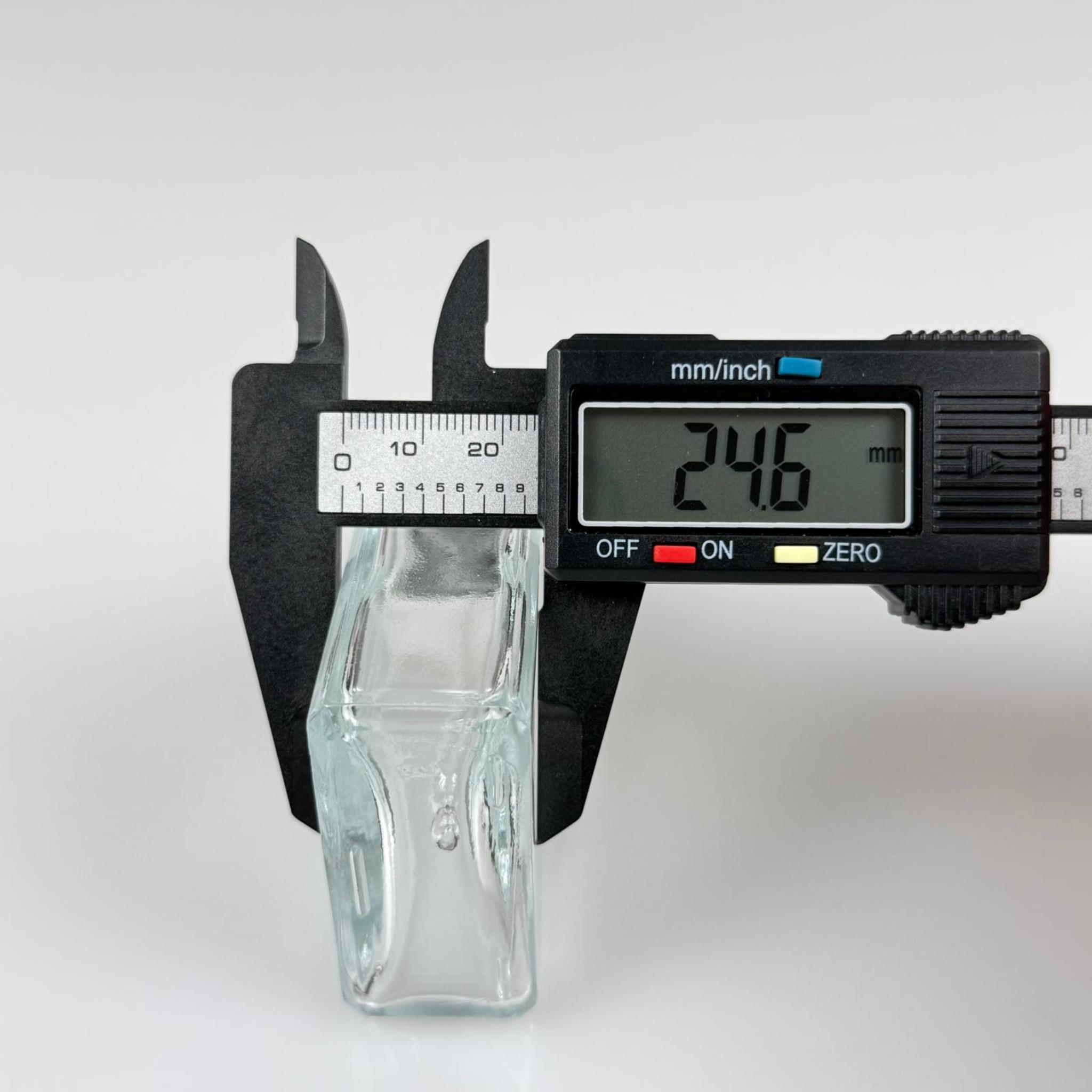 40 CC YASSI DİKDÖRTGEN KÖŞELİ KISA PRESTİJLİ CAM DAMLALIKLI ŞİŞE - SİYAH EMZİK - GÜMÜŞ METALİK KAPAK - 40 ML CAM DAMLALIKLI ŞİŞE - DAMLALIKLI BOŞ ŞİŞE