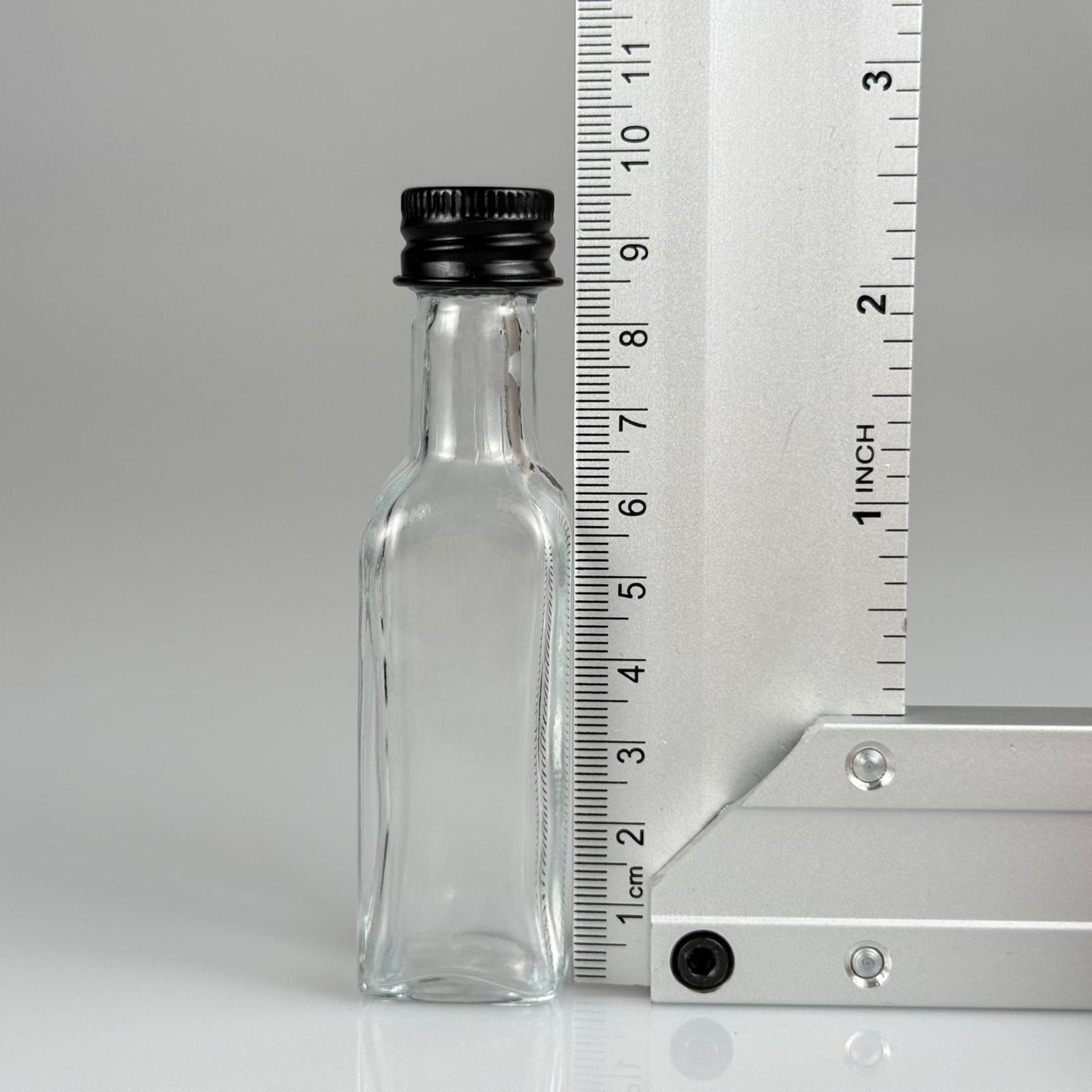 20 CC MARASKA KÖŞELİ KARE CAM ŞİŞE + SİYAH ALÜMİNYUM METAL KAPAKLI TAKIM - 20 ML ŞEFFAF CAM ŞİŞE