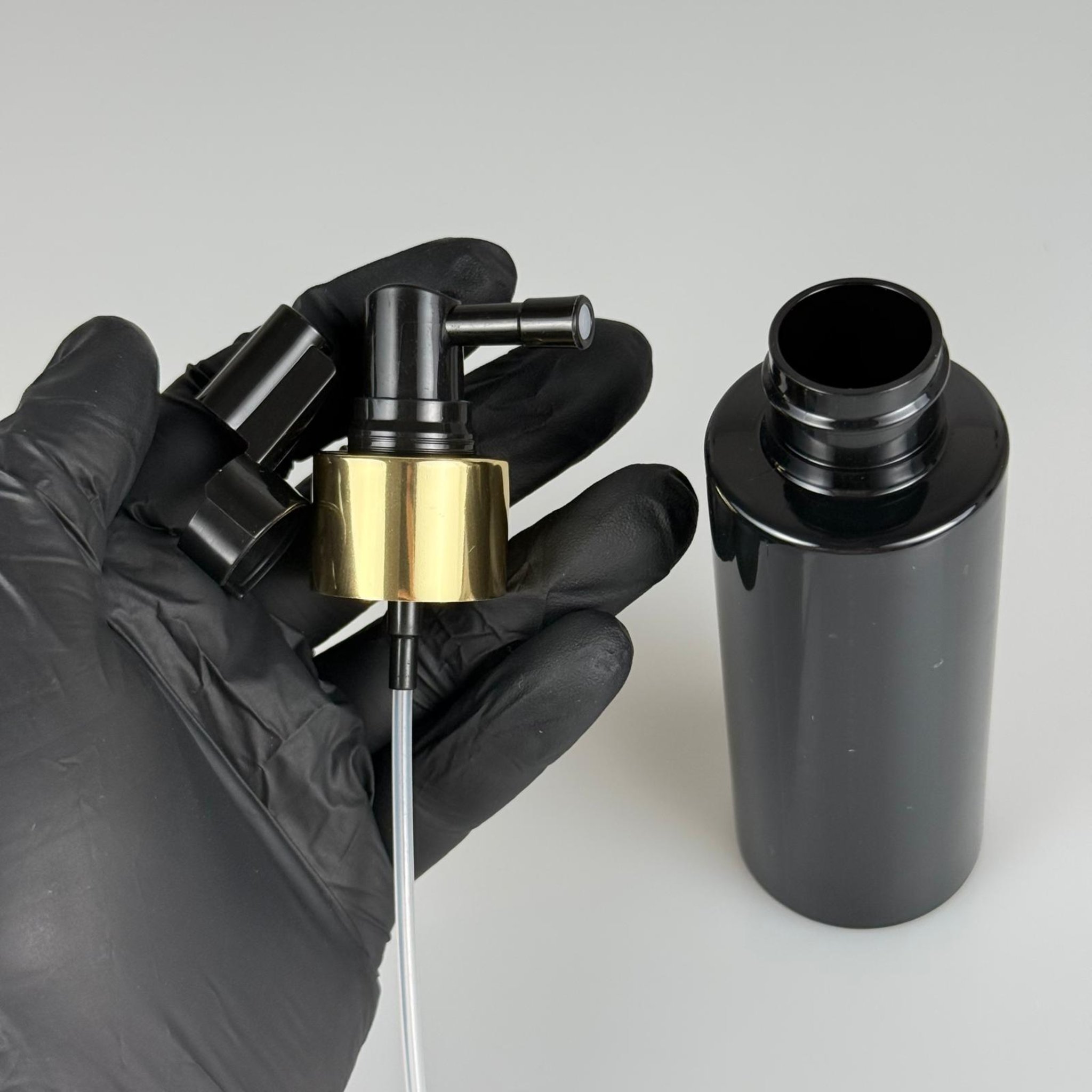 100 CC SİYAH SİLİNDİR KESKİN KÜT MODEL SERT (17 GR) PET ŞİŞE + SİYAH GAGALI GOLD SPREY TAKIM - 100 ML SPREYLİ SİYAH PLASTİK ŞİŞE