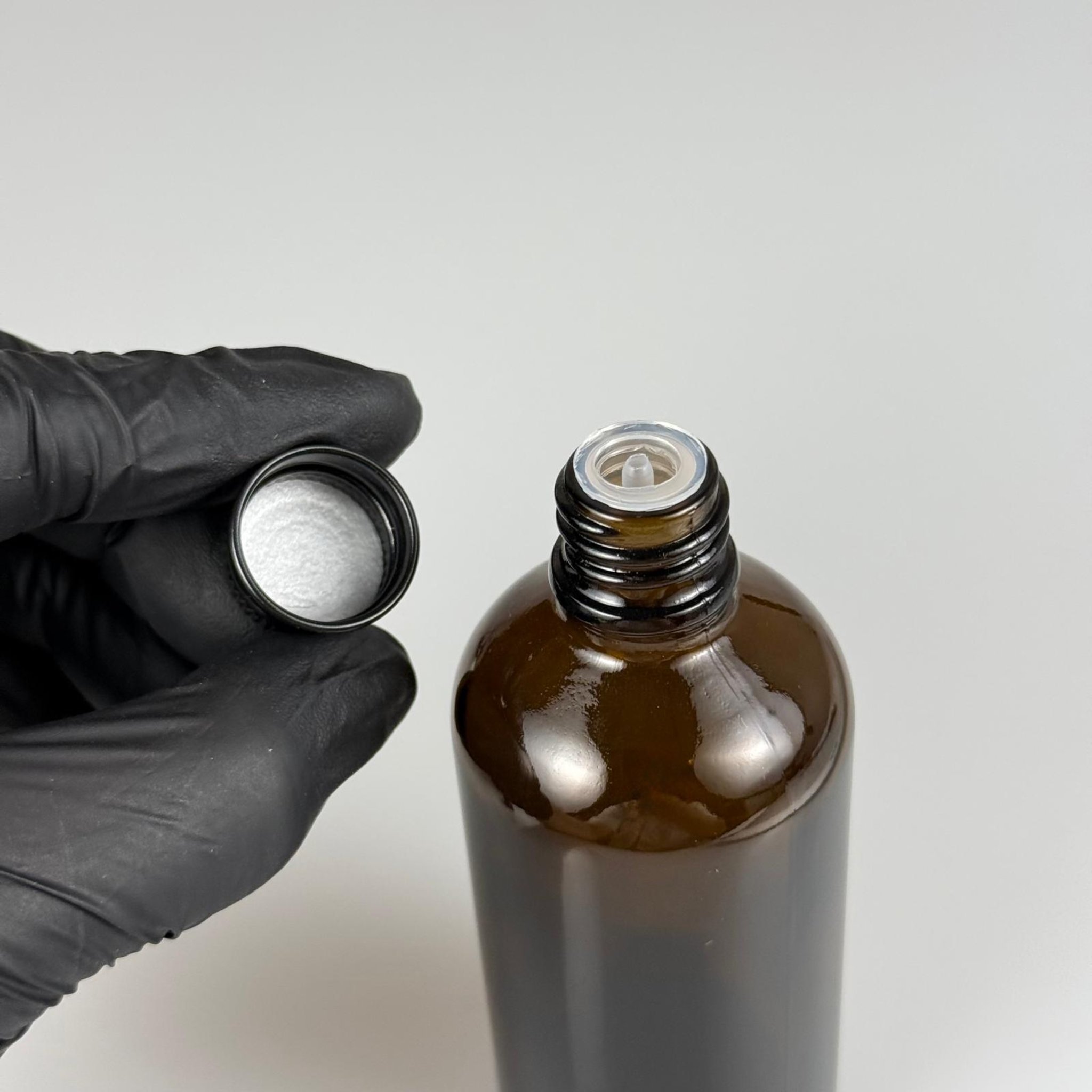 100 CC AMBER CAM ŞİŞE + KÖPÜK CONTALI SİYAH ALÜMİNYUM METAL KAPAKLI + DAMLALIKLI KOLONYA TIPALI TAKIM - 100 ML KAHVERENGİ CAM ŞİŞE