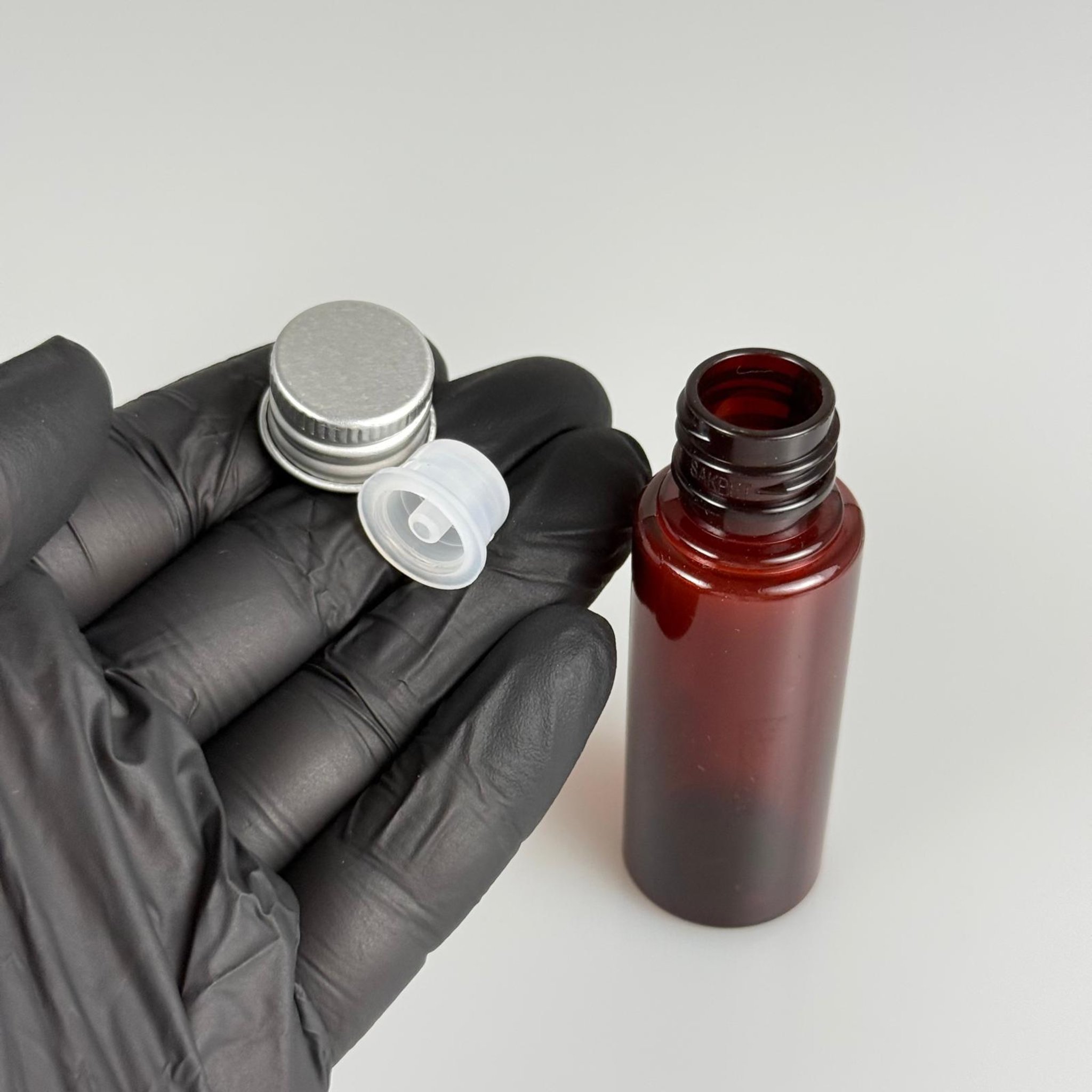 30 CC PET AMBER SHOT ŞİŞE - KÖPÜK CONTALI GÜMÜŞ ALÜMİNYUM METAL KAPAKLI + DAMLALIKLI KOLONYA TIPALITAKIM - 30 ML KAHVERENGİ PLASTİK ŞİŞE