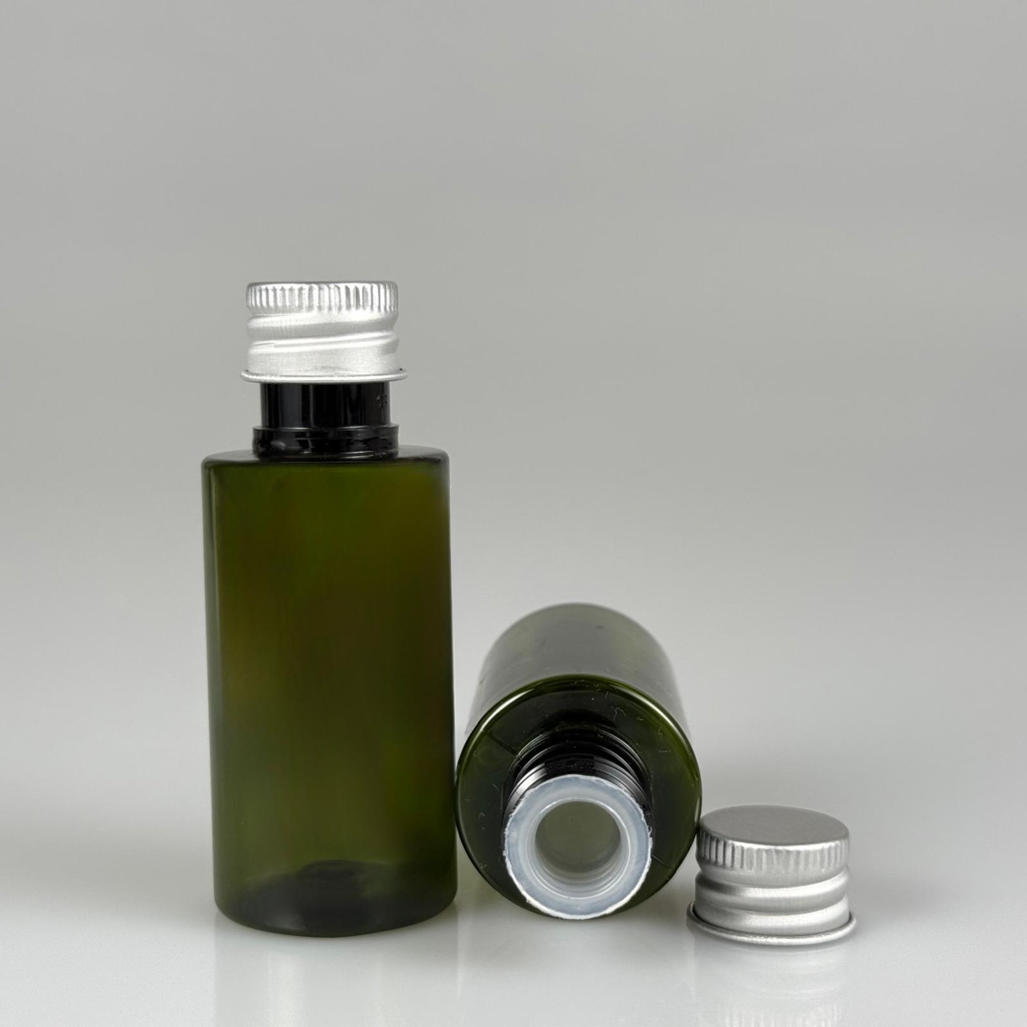 35 CC  SİLİNDİR YEŞİL PET ŞİŞE + KÖPÜK CONTALI GÜMÜŞ ALÜMİNYUM METAL KAPAKLI + KÖR TIPALI TAKIM - 35 ML PLASTİK ŞİŞE
