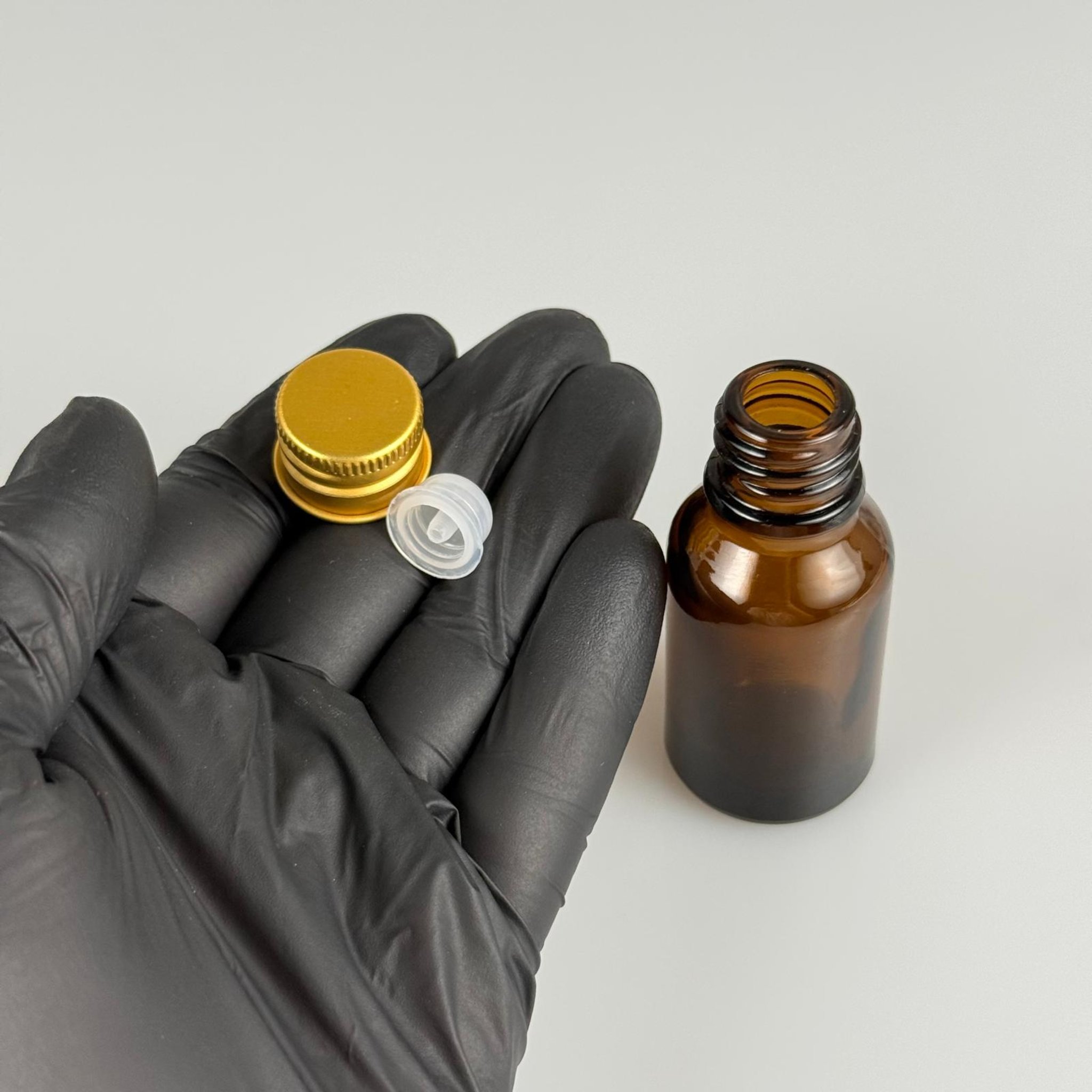 15 CC AMBER CAM ŞİŞE + KÖPÜK CONTALI GOLD ALÜMİNYUM METAL KAPAKLI + DAMLALIKLI KOLONYA TIPALI TAKIM - 15 ML KAHVERENGİ CAM ŞİŞE