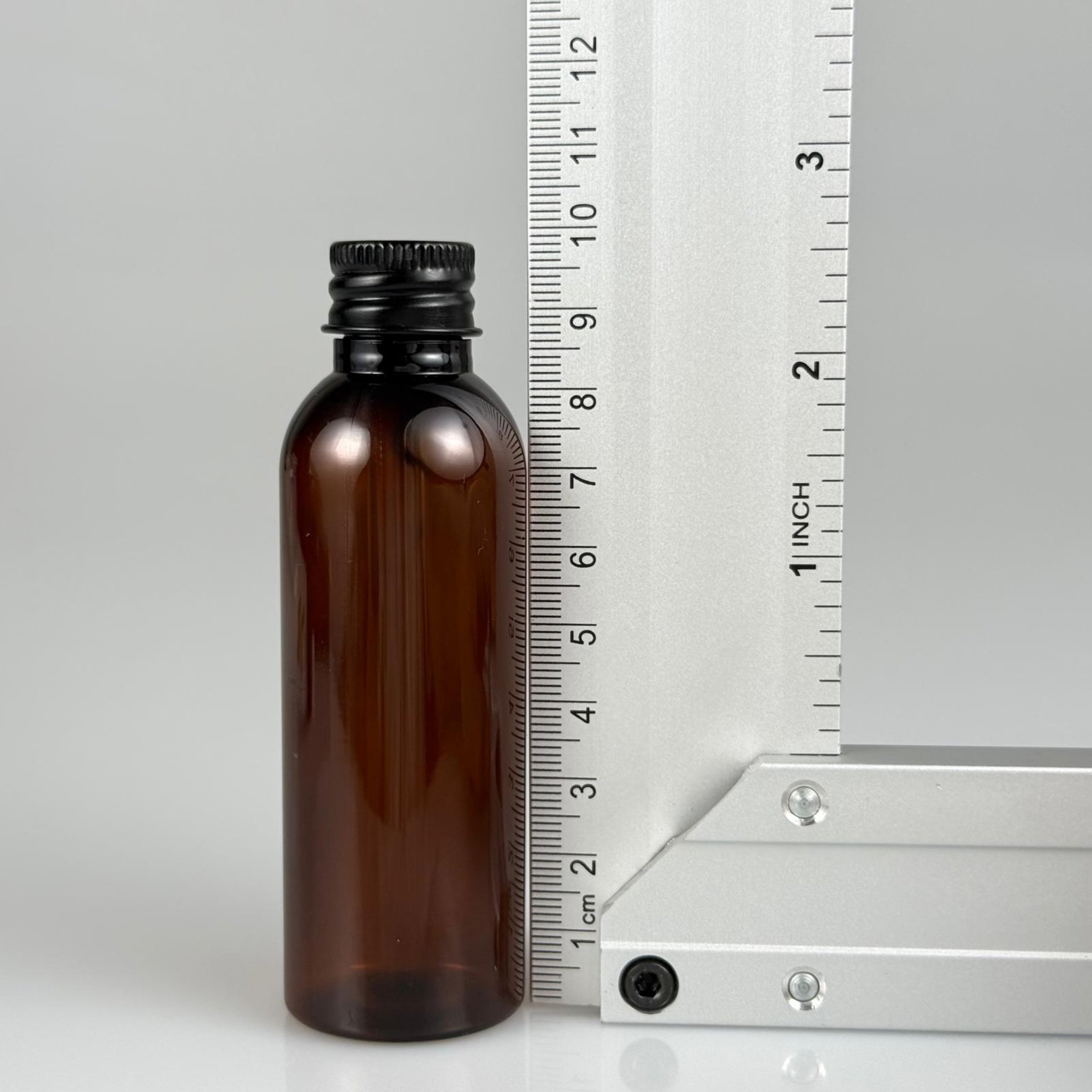 50 CC AMBER SİLİNDİR UZUN MODEL PET ŞİŞE + KÖPÜK CONTALI SİYAH ALÜMİNYUM METAL KAPAKLI TAKIM - 50 ML KAHVERENGİ PLASTİK ŞİŞE
