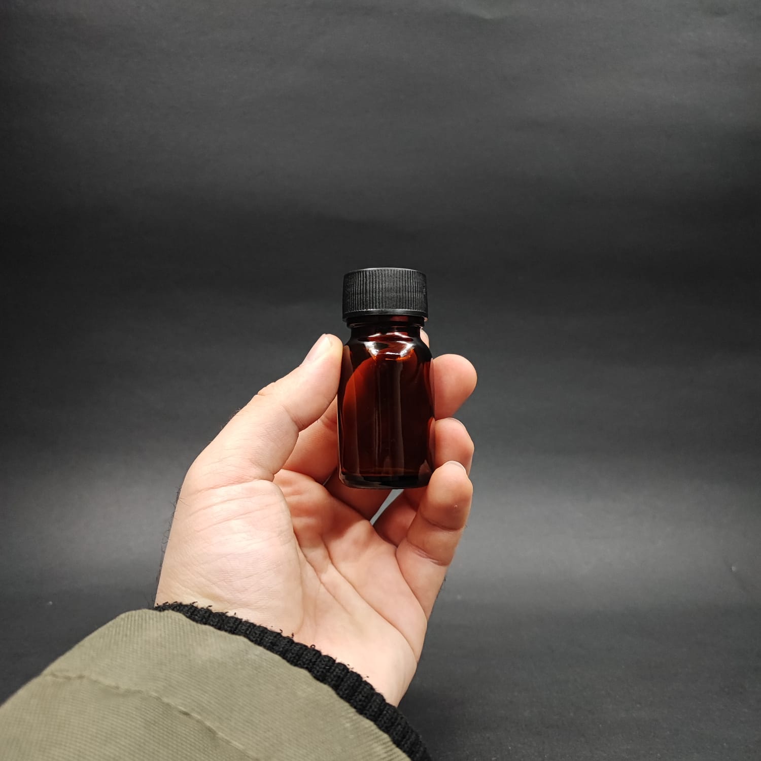 20 ML DOLUMU KOLAY, GENİŞ AĞIZLI İÇTEN DAMLALIKLI ŞİŞE (25 MM AĞIZ) - 20 CC SİYAH CONTALI KAPAKLI İÇTEN DAMLALIKLI CAM ECZA ŞİŞESİ - AMBER KAHVERENGİ