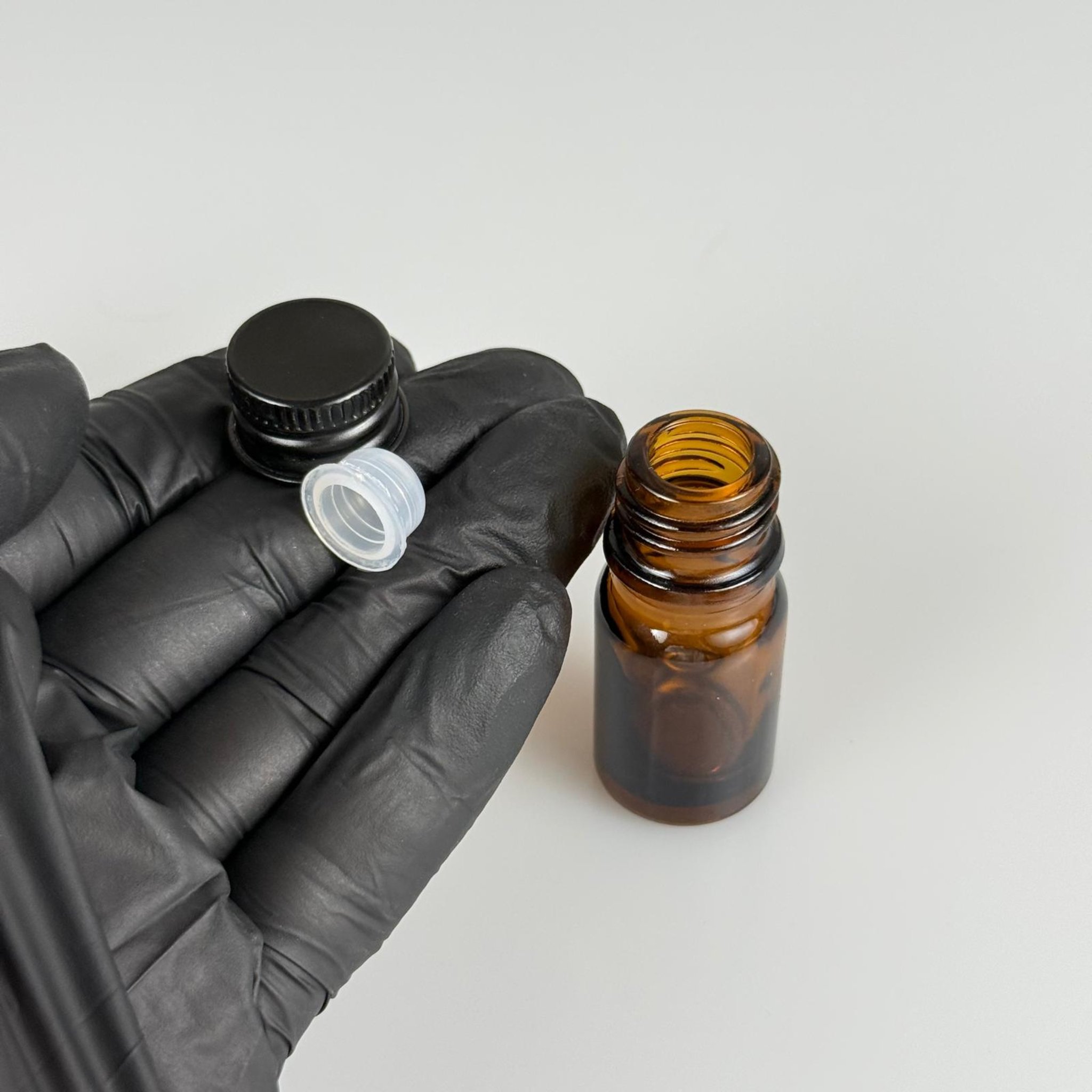 5 CC AMBER CAM ŞİŞE + KÖPÜK CONTALI SİYAH ALÜMİNYUM METAL KAPAKLI + KÖR TIPALI TAKIM - 5 ML KAHVERENGİCAM ŞİŞE