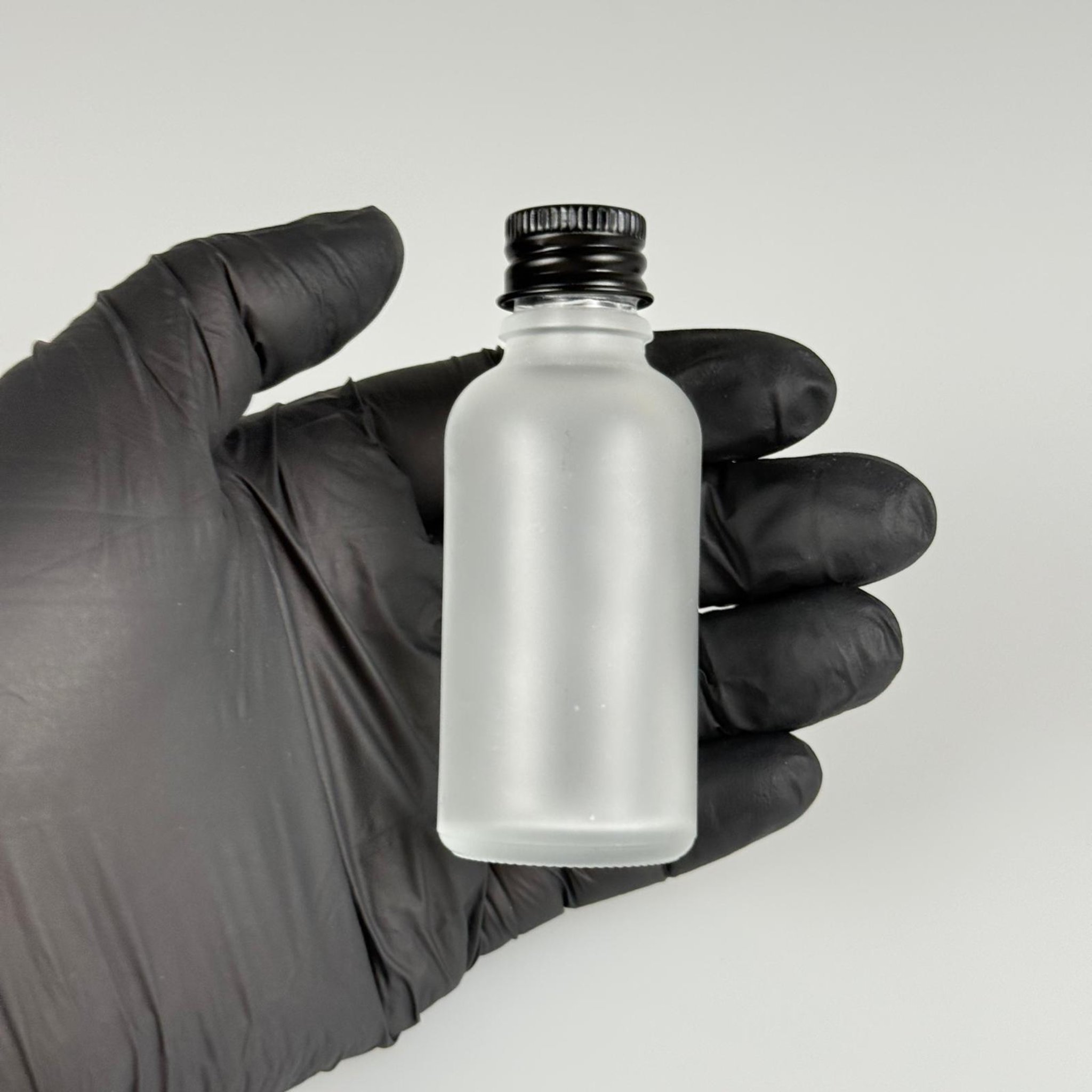 30 CC BUZLU CAM ŞİŞE + KÖPÜK CONTALI SİYAH ALÜMİNYUM METAL KAPAKLI + KOLONYA TIPALI TAKIM - 30 ML BUZLU CAM ŞİŞE